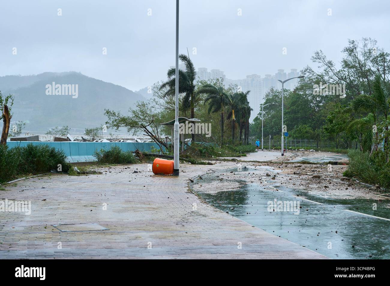 Lohas Park, Hong Kong - 24 septembre 2025 : promenade Tseung Kwan O South Waterfront après la dévastation du super typhon Ragasa. Banque D'Images