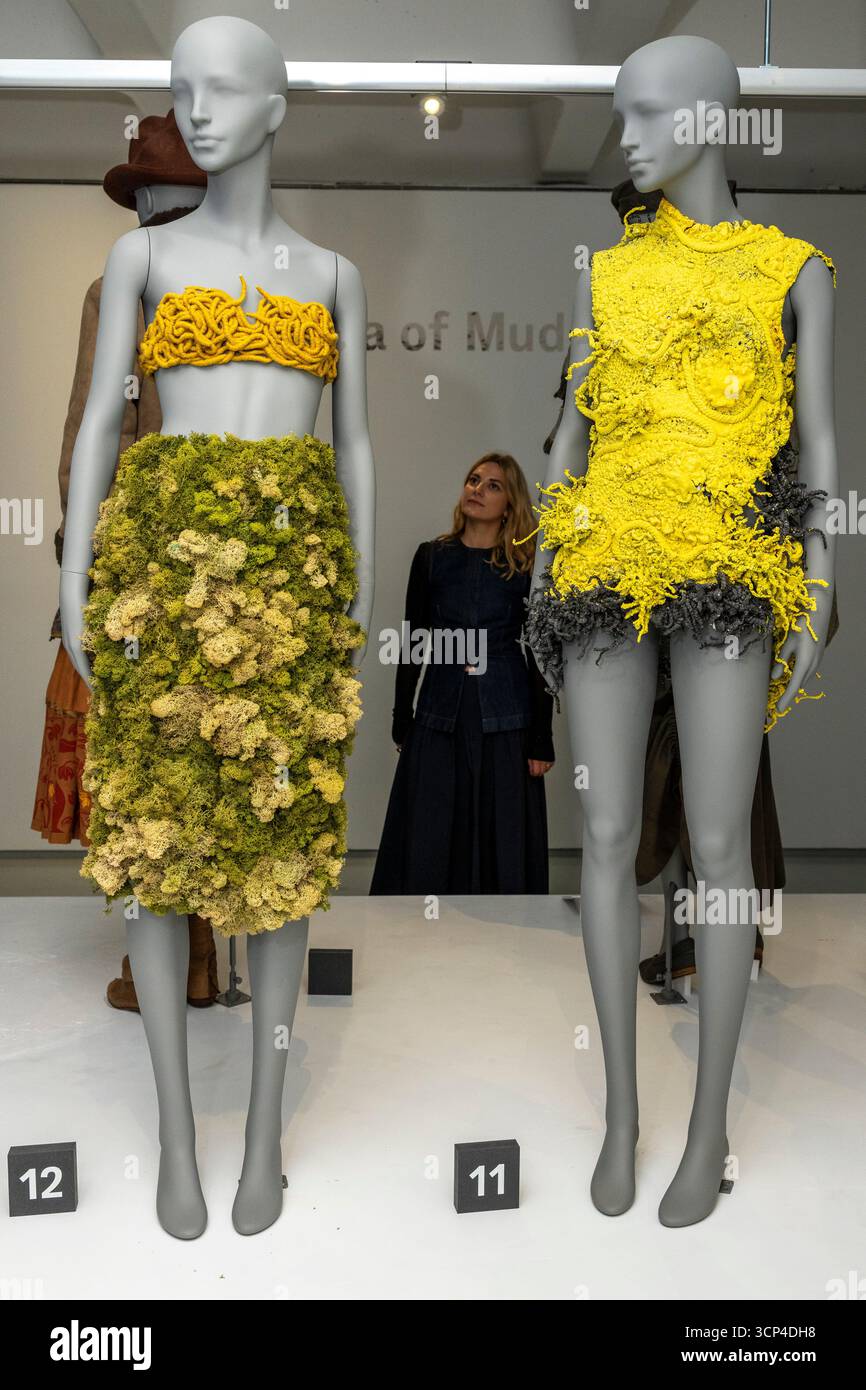 Londres, Royaume-Uni. 24 septembre 2025. (L) « Physarum Lab », 2014, et « Grow Your Own Couture », 2024, par Piero D'Angelo en avant-première de « Dirty Looks : Desire and Decay in Fashion », une nouvelle exposition de mode au Barbican présentant plus de 100 looks de 60 designers explorant comment la mode contemporaine a exploité le potentiel de la saleté et de la décomposition. Le spectacle se déroule du 25 septembre 2025 au 25 janvier 2026. Credit : Stephen Chung / Alamy Live News Banque D'Images