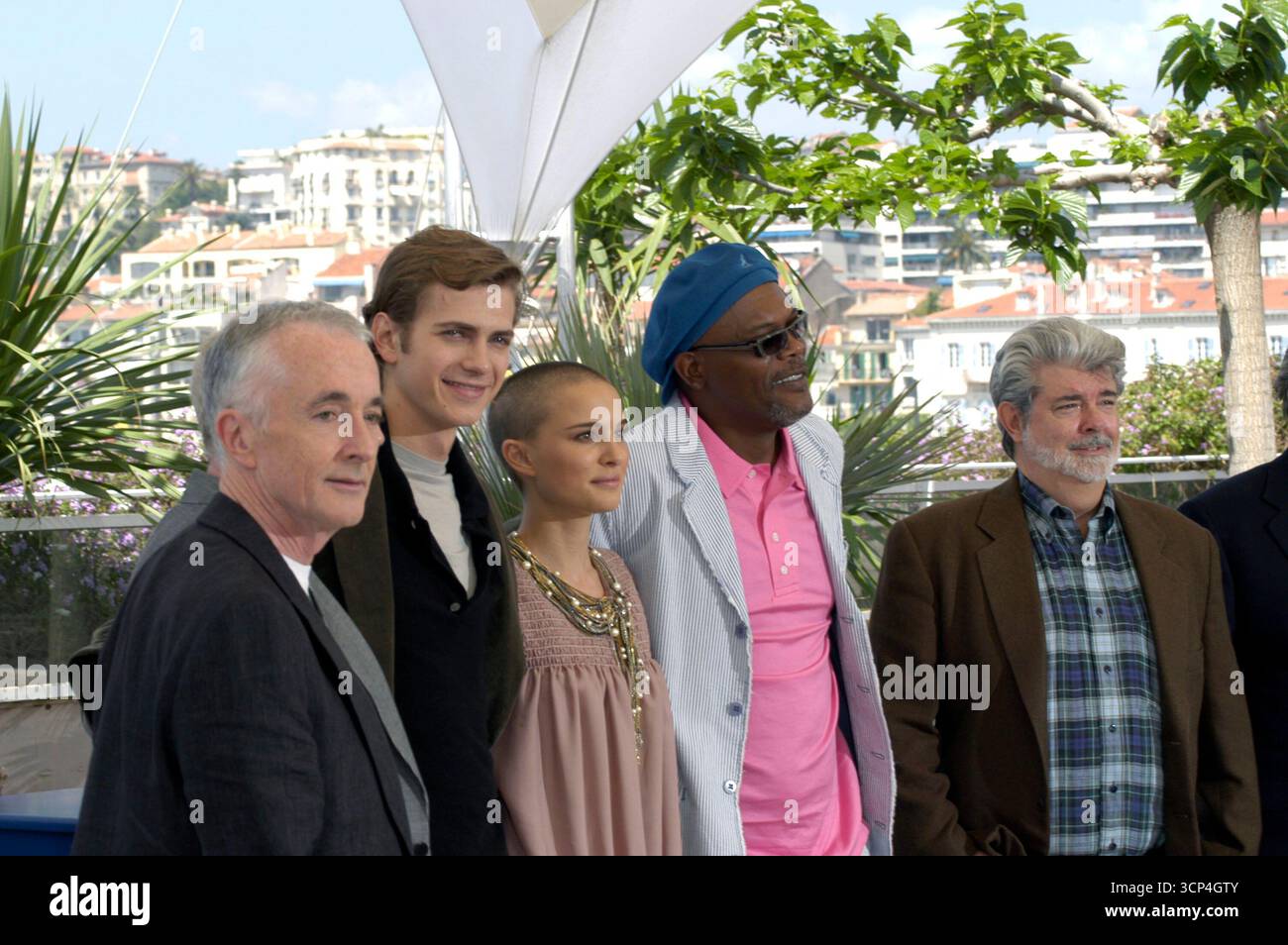 Anthony Daniels, Hayden Christensen, Natalie Portman, Samuel l Jackson et George Lucas lors d'un appel photo "Star Wars : Episode III - Revenge of the Sith" au Festival de Cannes - 15 mai 2005 Banque D'Images