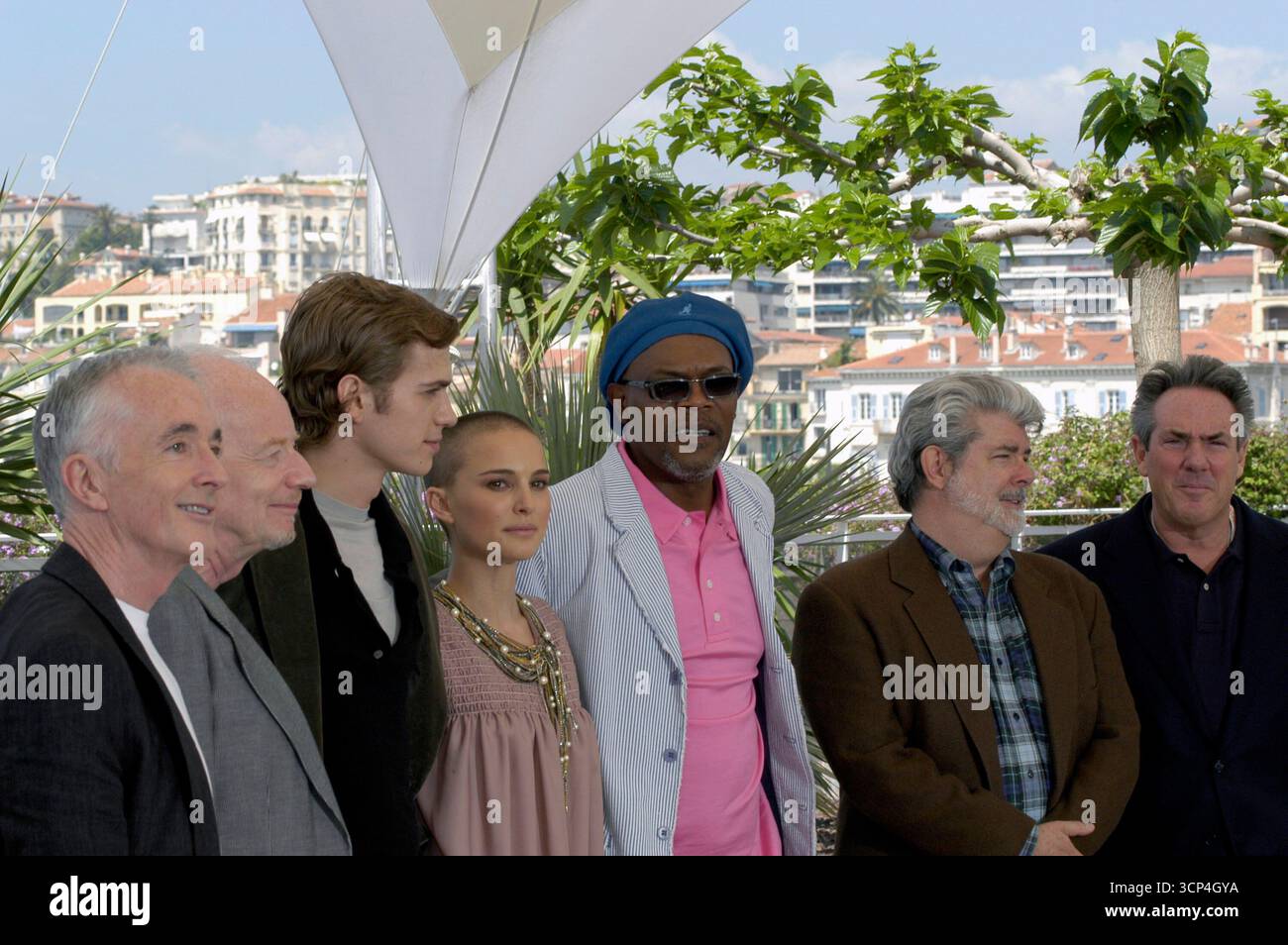 Anthony Daniels, Hayden Christensen, Natalie Portman, Samuel l Jackson et George Lucas lors d'un appel photo "Star Wars : Episode III - Revenge of the Sith" au Festival de Cannes - 15 mai 2005 Banque D'Images