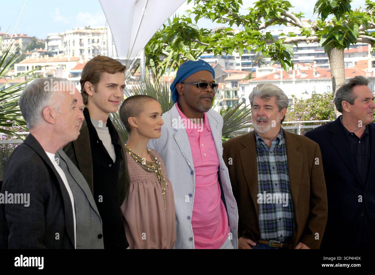 Anthony Daniels, Hayden Christensen, Natalie Portman, Samuel l Jackson et George Lucas lors d'un appel photo "Star Wars : Episode III - Revenge of the Sith" au Festival de Cannes - 15 mai 2005 Banque D'Images