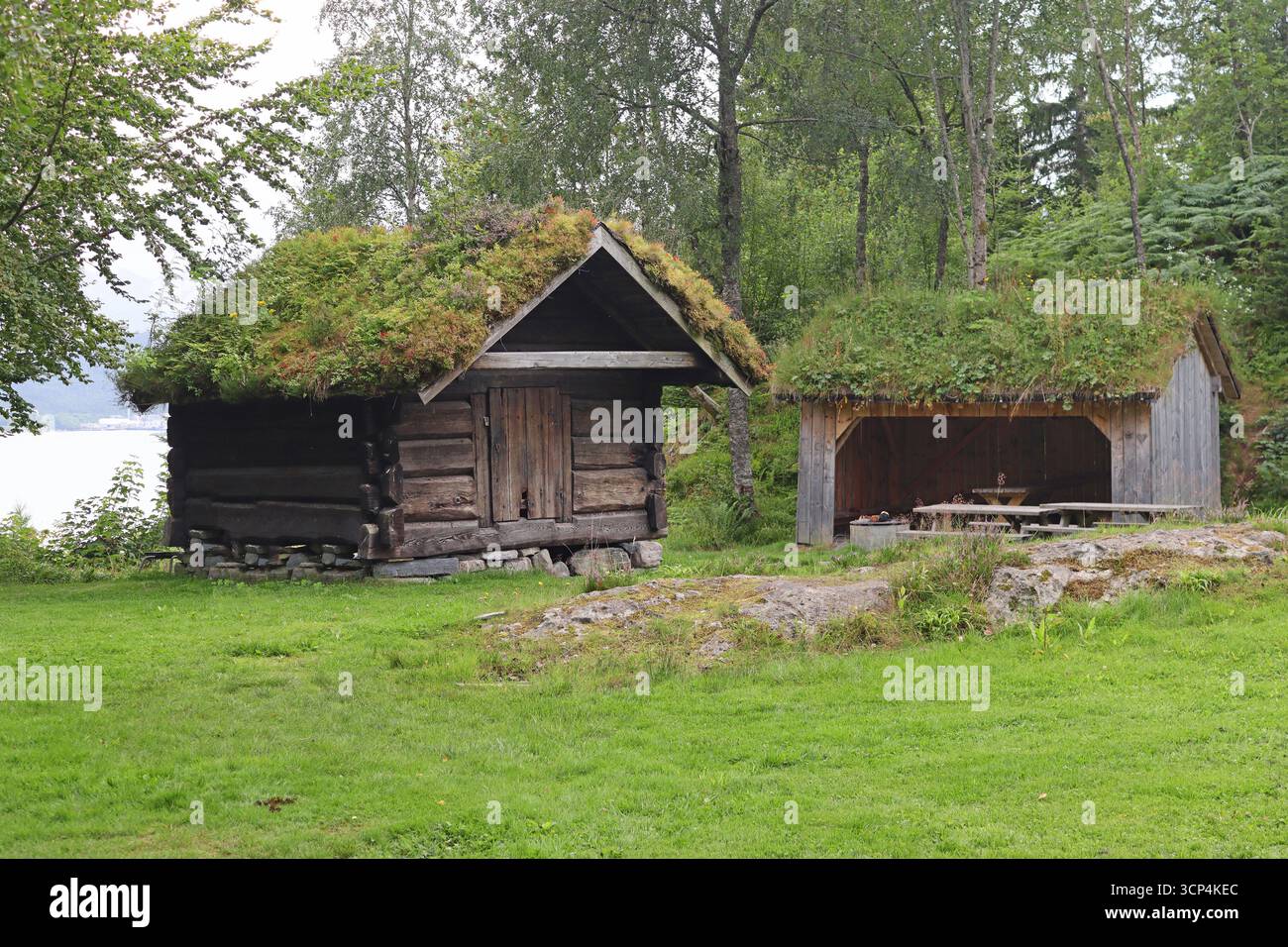 Alesund, Norvège - 01 août 2024 : Sunnmore Museum est un musée en plein air avec 56 maisons anciennes avec des toits de gazon Banque D'Images Alesund, Norvège - 01 août 2024 : Sunnmore Museum est un musée en plein air avec 56 maisons anciennes avec des toits de gazon Banque D'Images