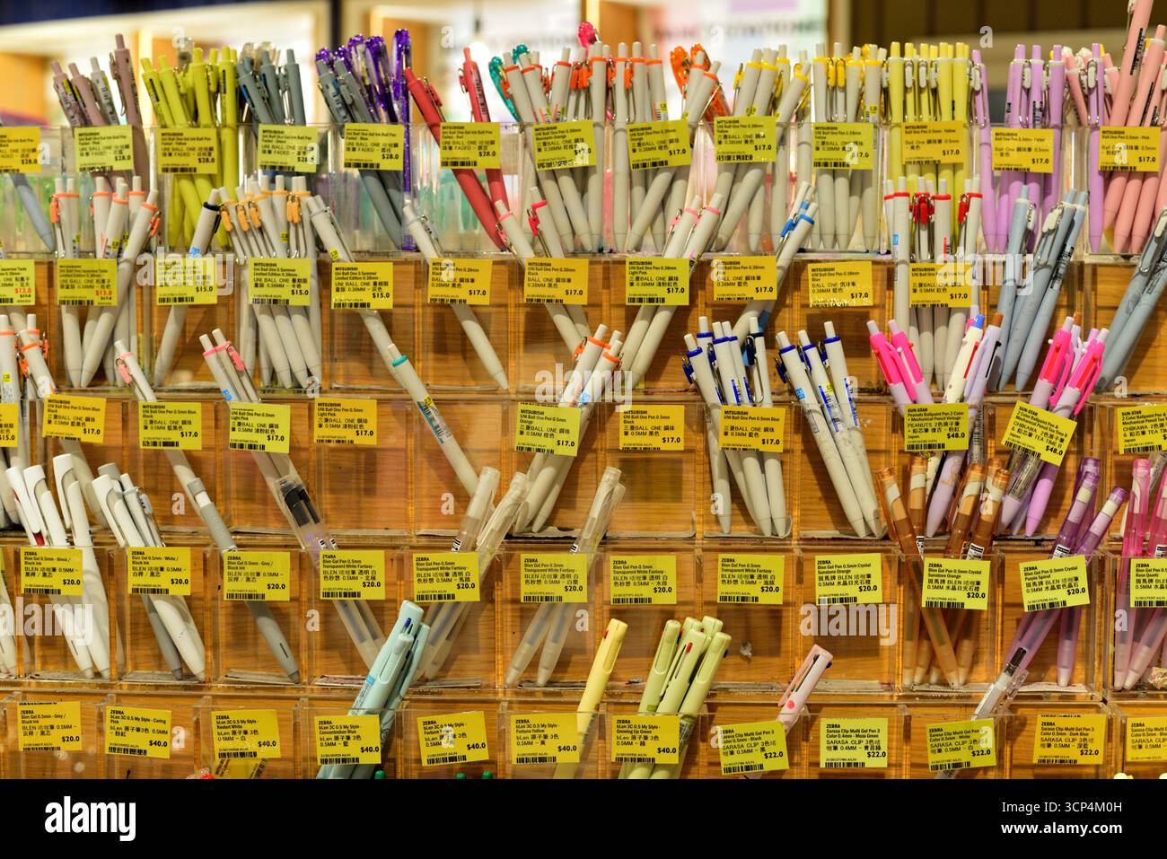 Stylos sur le présentoir vertical Banque D'Images