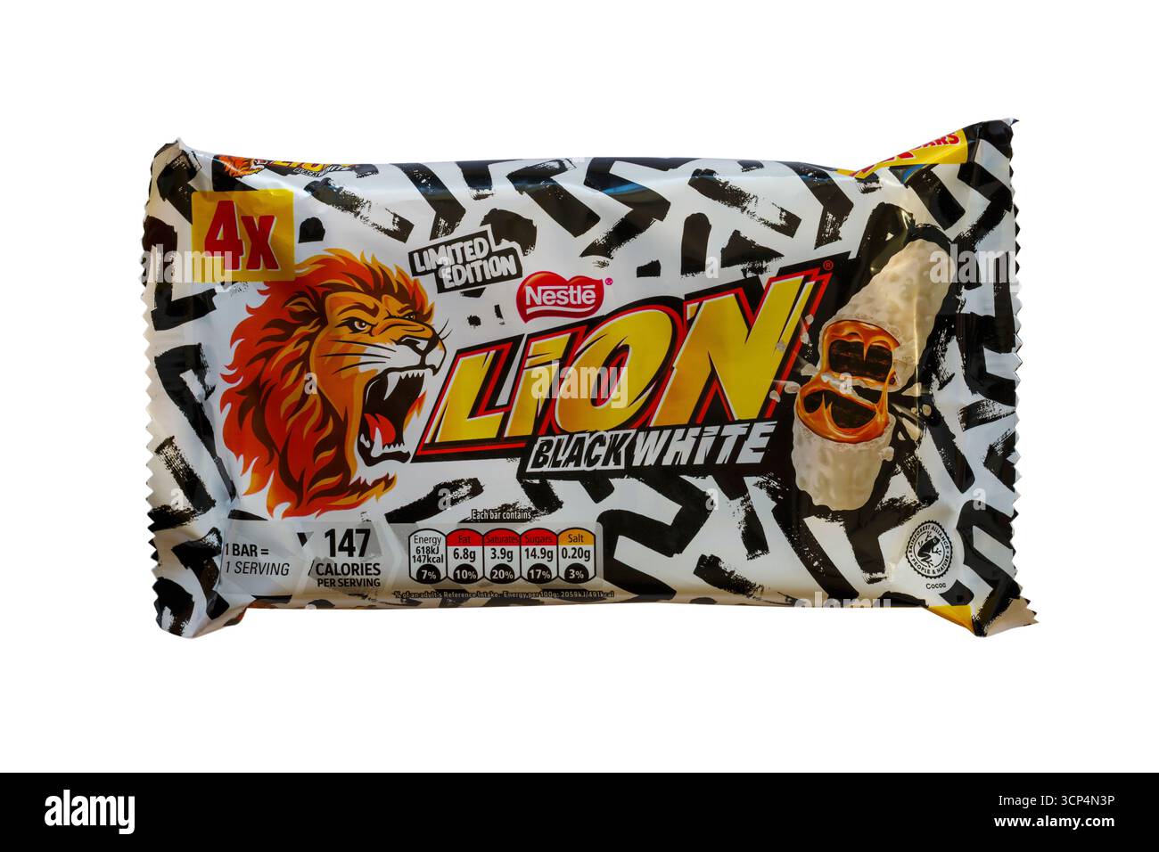 Pack de barres de chocolat Nestlé Nestlé Lion Noir Blanc édition limitée isolé sur fond blanc - barres Lion Banque D'Images