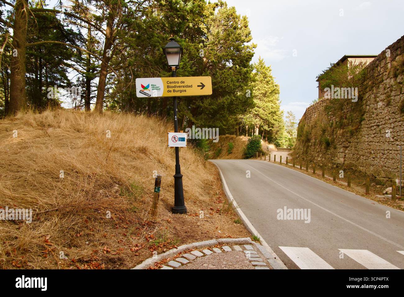 Signe sur un lampadaire en face de la route du Centre de biodiversité fermé de Burgos à l'intérieur du château Burgos Castille et Leon Espagne Europe Banque D'Images