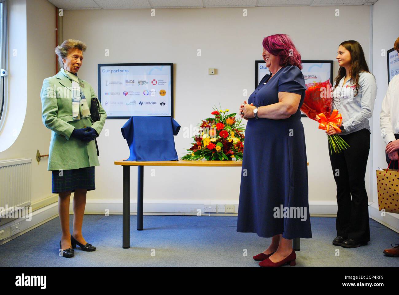 La Princesse Royale, patronne de l'association navale pour enfants, dévoile une plaque lors d'une visite pour célébrer le 200e anniversaire de l'association, à Portsmouth, dans le Hampshire. Il s'agit de la première visite de la princesse Anne à l'organisme de bienfaisance depuis qu'elle est devenue patronage, après 70 ans de parrainage de la reine Elizabeth II date de la photo : mercredi 24 septembre 2025. Banque D'Images La Princesse Royale, patronne de l'association navale pour enfants, dévoile une plaque lors d'une visite pour célébrer le 200e anniversaire de l'association, à Portsmouth, dans le Hampshire. Il s'agit de la première visite de la princesse Anne à l'organisme de bienfaisance depuis qu'elle est devenue patronage, après 70 ans de parrainage de la reine Elizabeth II date de la photo : mercredi 24 septembre 2025. Banque D'Images