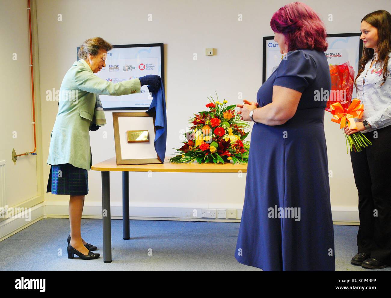 La Princesse Royale, patronne de l'association navale pour enfants, dévoile une plaque lors d'une visite pour célébrer le 200e anniversaire de l'association, à Portsmouth, dans le Hampshire. Il s'agit de la première visite de la princesse Anne à l'organisme de bienfaisance depuis qu'elle est devenue patronage, après 70 ans de parrainage de la reine Elizabeth II date de la photo : mercredi 24 septembre 2025. Banque D'Images La Princesse Royale, patronne de l'association navale pour enfants, dévoile une plaque lors d'une visite pour célébrer le 200e anniversaire de l'association, à Portsmouth, dans le Hampshire. Il s'agit de la première visite de la princesse Anne à l'organisme de bienfaisance depuis qu'elle est devenue patronage, après 70 ans de parrainage de la reine Elizabeth II date de la photo : mercredi 24 septembre 2025. Banque D'Images