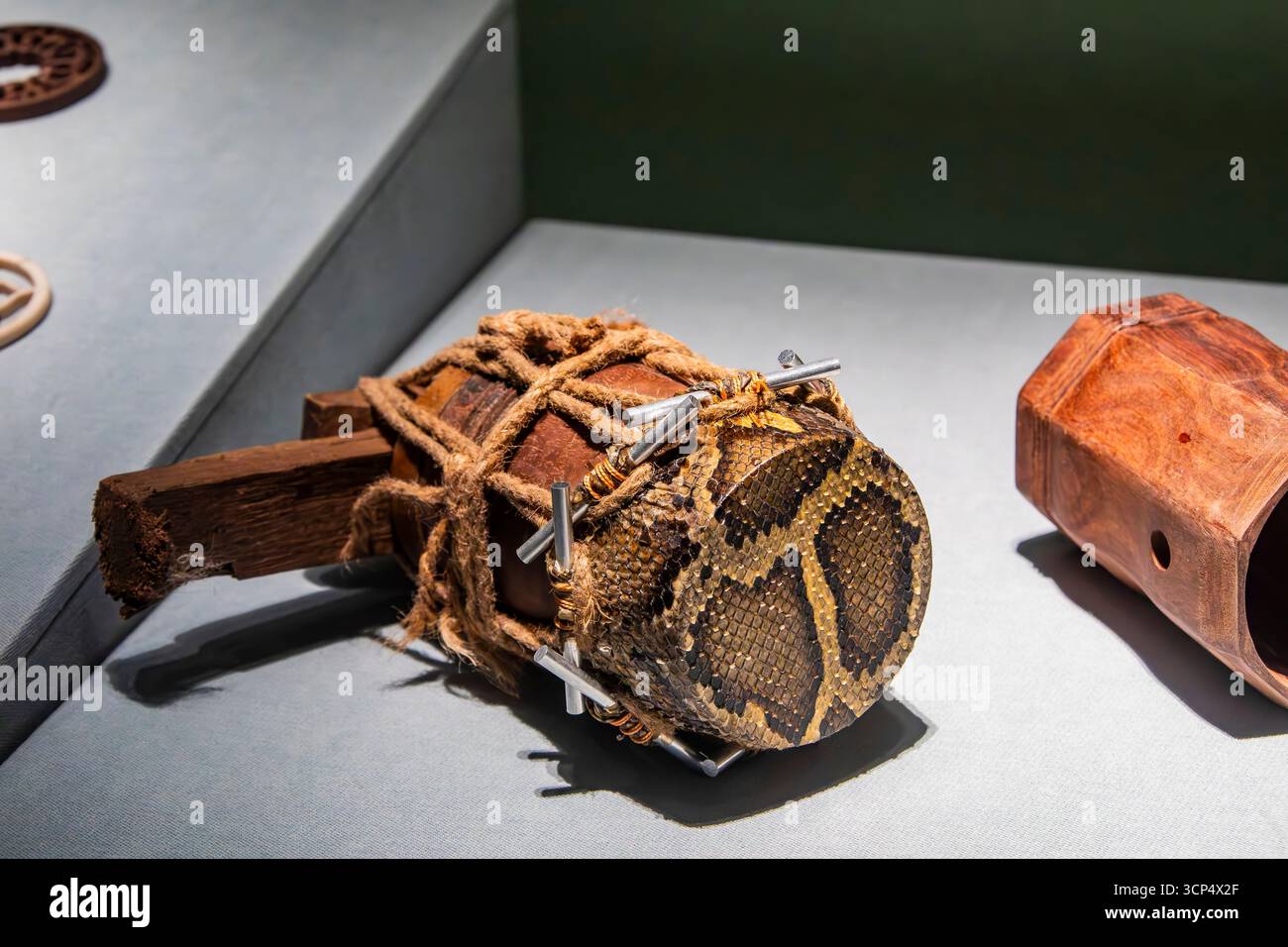 Guangzhou Chine 30 août 2025 : corps Gaohu de la collection du musée Guangdong, avec résonateur recouvert de peau de python, reflétant les artisans traditionnels Banque D'Images