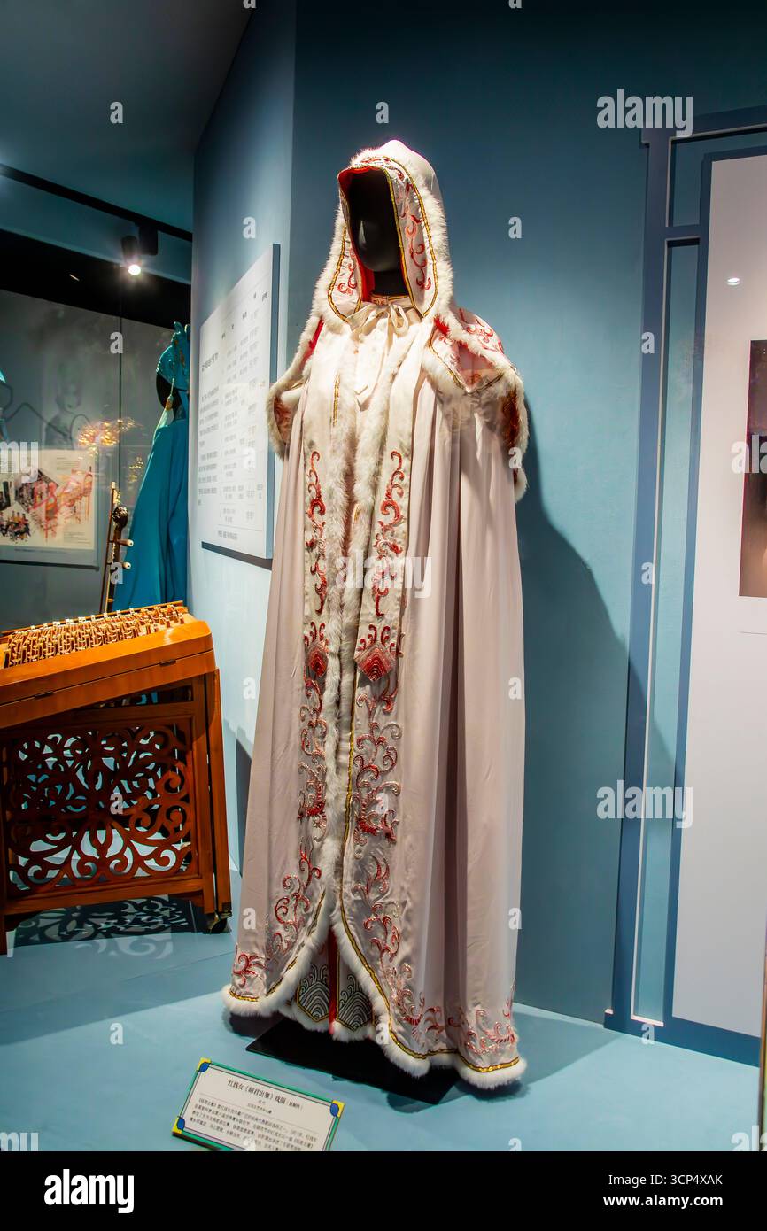 Guangzhou Chine 30 août 2025 : costume d'opéra cantonais de la célèbre actrice Hung Sin Nui, utilisé dans Wang Zhaojun quitte la frontière, une pièce historique prés Banque D'Images