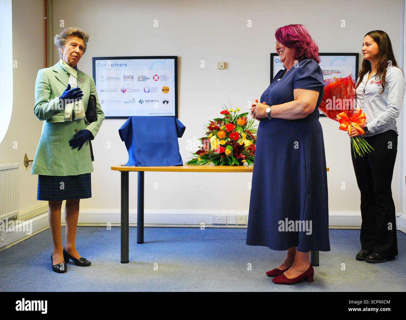 La Princesse Royale, patronne de l'association navale pour enfants, dévoile une plaque lors d'une visite pour célébrer le 200e anniversaire de l'association, à Portsmouth, dans le Hampshire. Il s'agit de la première visite de la princesse Anne à l'organisme de bienfaisance depuis qu'elle est devenue patronage, après 70 ans de parrainage de la reine Elizabeth II date de la photo : mercredi 24 septembre 2025. Banque D'Images La Princesse Royale, patronne de l'association navale pour enfants, dévoile une plaque lors d'une visite pour célébrer le 200e anniversaire de l'association, à Portsmouth, dans le Hampshire. Il s'agit de la première visite de la princesse Anne à l'organisme de bienfaisance depuis qu'elle est devenue patronage, après 70 ans de parrainage de la reine Elizabeth II date de la photo : mercredi 24 septembre 2025. Banque D'Images