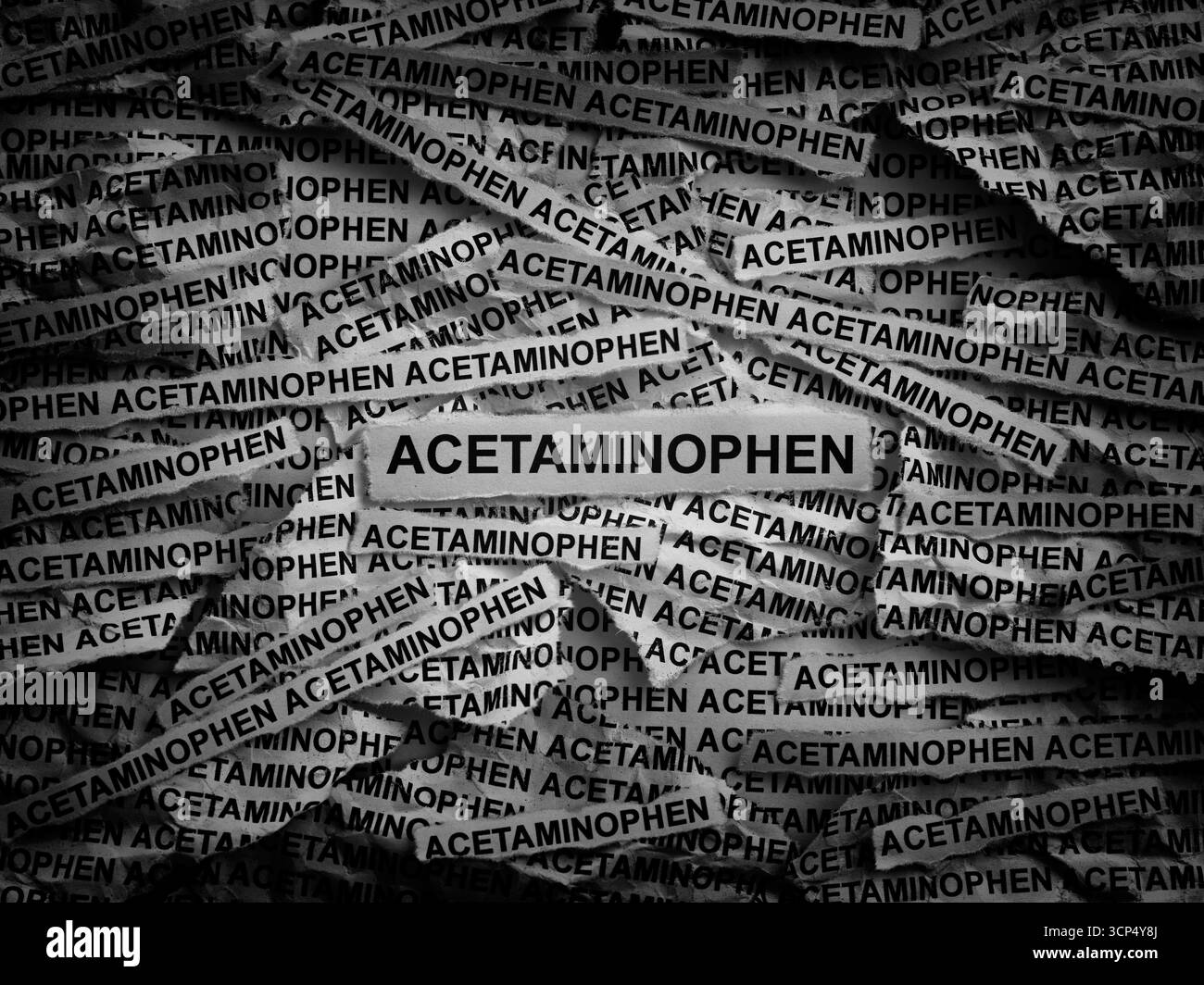 Bandes de journal avec les mots Acetaminophen tapés dessus. Noir et blanc. Gros plan. Banque D'Images