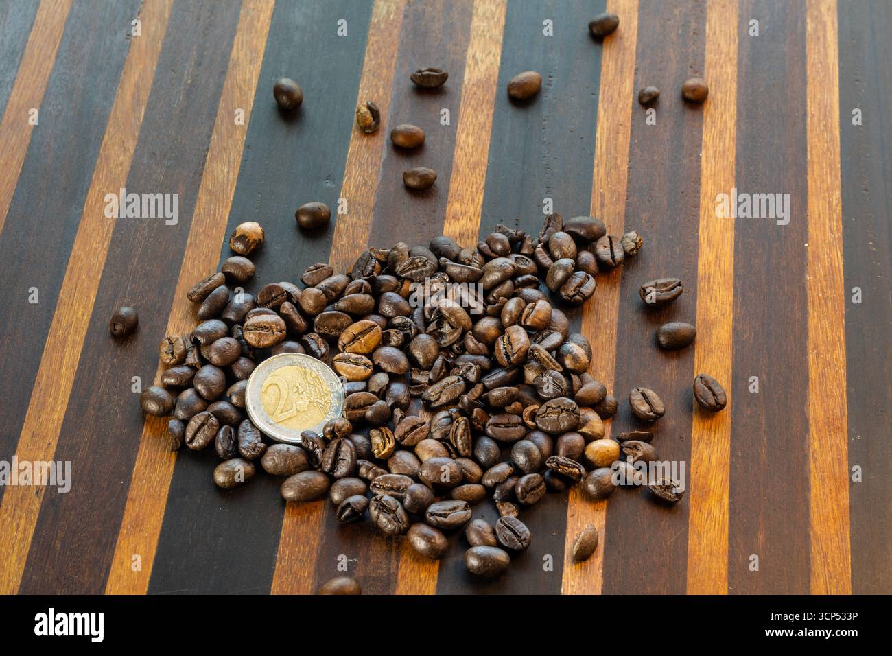 Pièce de deux euros en grains de café, marché du café en Europe. Grains de café torréfiés Banque D'Images