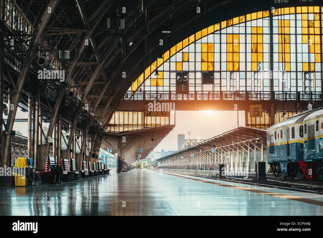 Ancienne gare ferroviaire de Hua Lamphong avec des trains rétro classiques à Bangkok, centre ferroviaire thaïlandais historique à l'ancienne offrant une ambiance de voyage rétro Banque D'Images