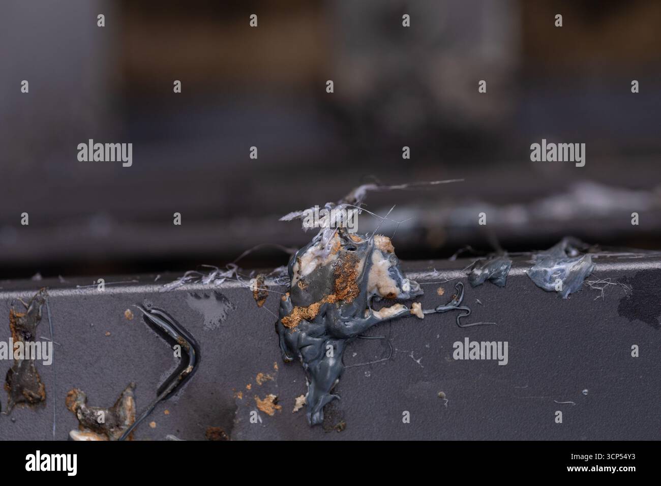 Mobilier de jardin endommagé par un incendie. Banque D'Images