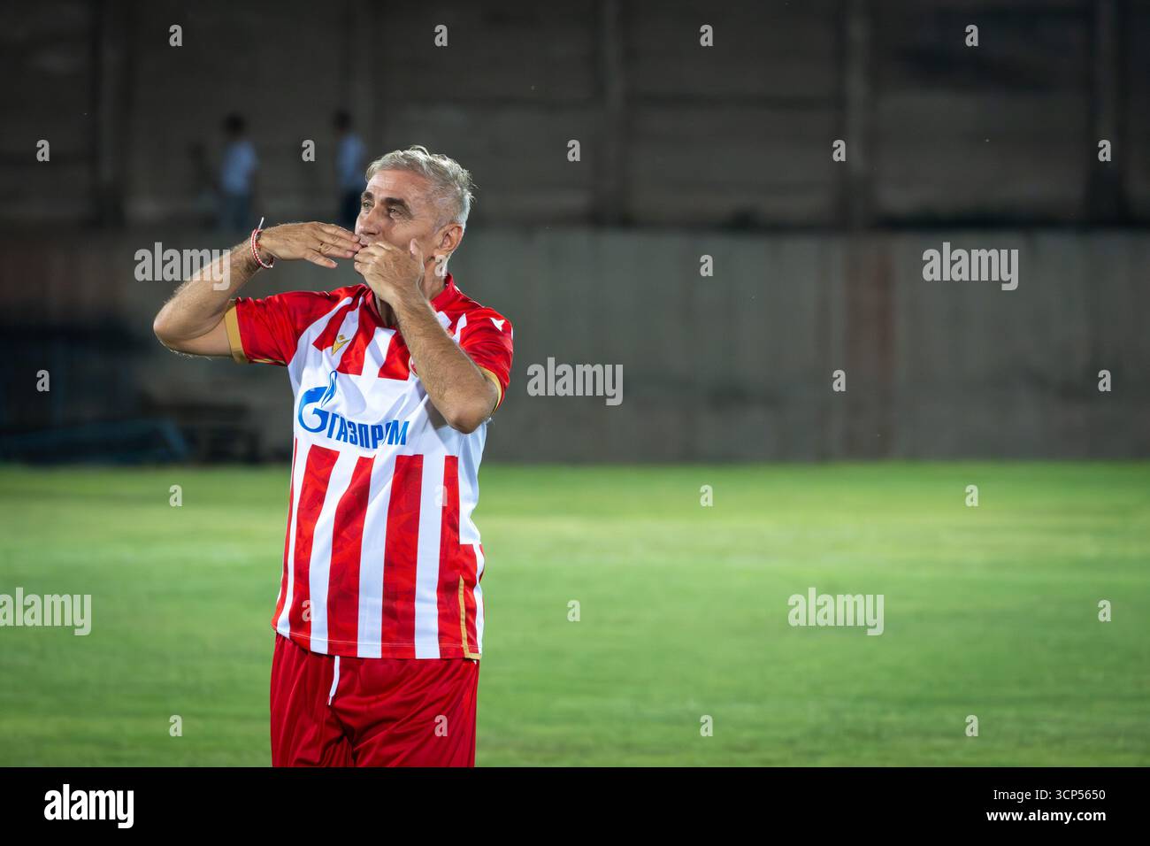 Red Star Belgrade Legend salue les fans - 100th Jubilee Friendly Banque D'Images