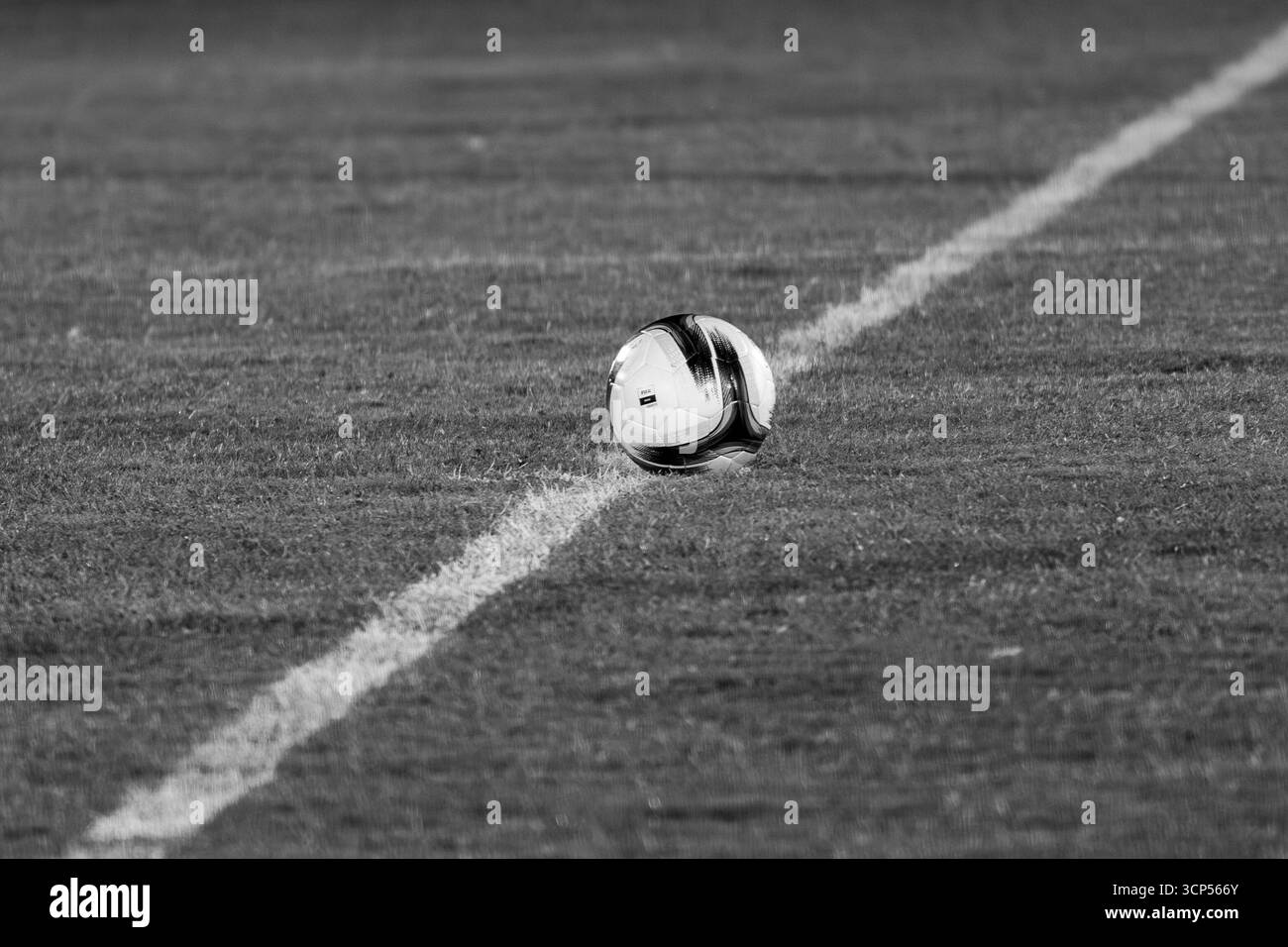 Football avant le coup d'envoi – logo FIFA et perspective ligne diagonale blanche. Teintes monochromes. Banque D'Images