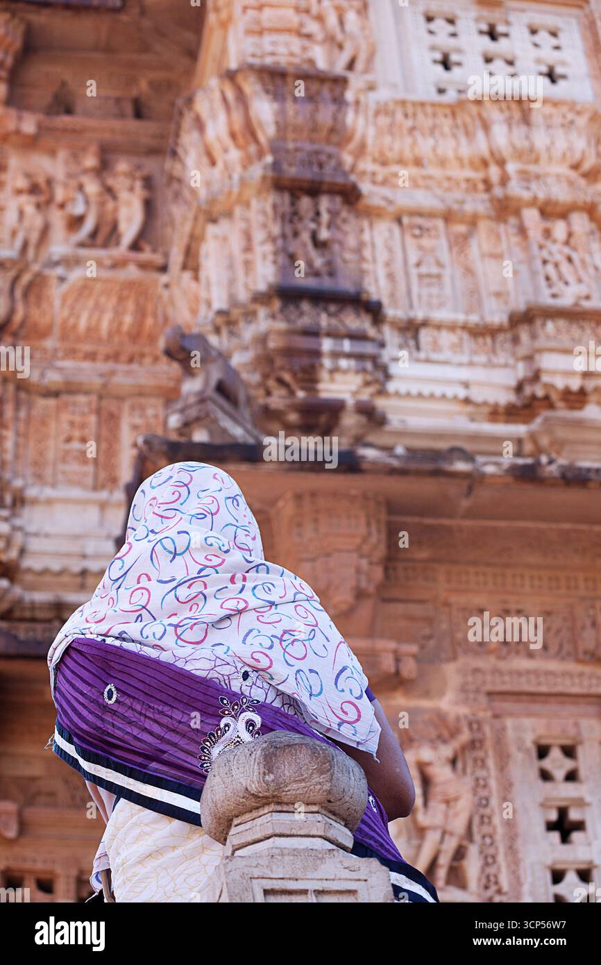 Une femme par derrière en vêtements traditionnels devant un bâtiment historique à Chittorgarh, en Inde. Banque D'Images