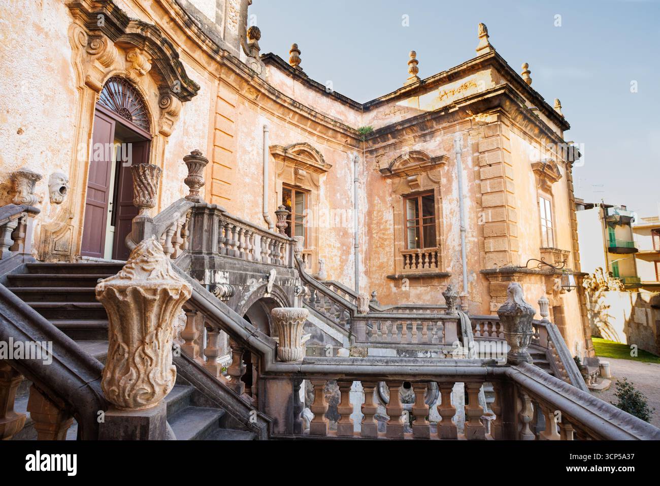 Escalier de la Villa Palagonia, surnommée « la Villa des monstres », est une villa patricienne du XVIIIe siècle située à Bagheria, en Sicile. C'est l'un des premiers Banque D'Images Escalier de la Villa Palagonia, surnommée « la Villa des monstres », est une villa patricienne du XVIIIe siècle située à Bagheria, en Sicile. C'est l'un des premiers Banque D'Images