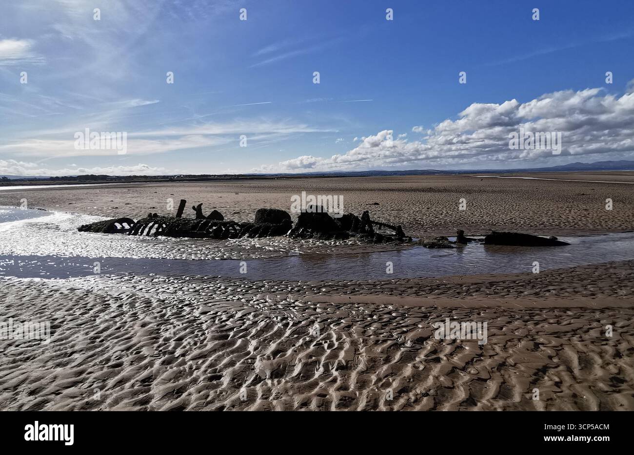 Des sous-marins « Midget » de classe X de la seconde Guerre mondiale rouillent dans la baie d'Aberlady près d'Édimbourg. La classe X a été construite comme une nouvelle approche pour abattre les navires de guerre allemands. - Image de stock capturée avec un smartphone
