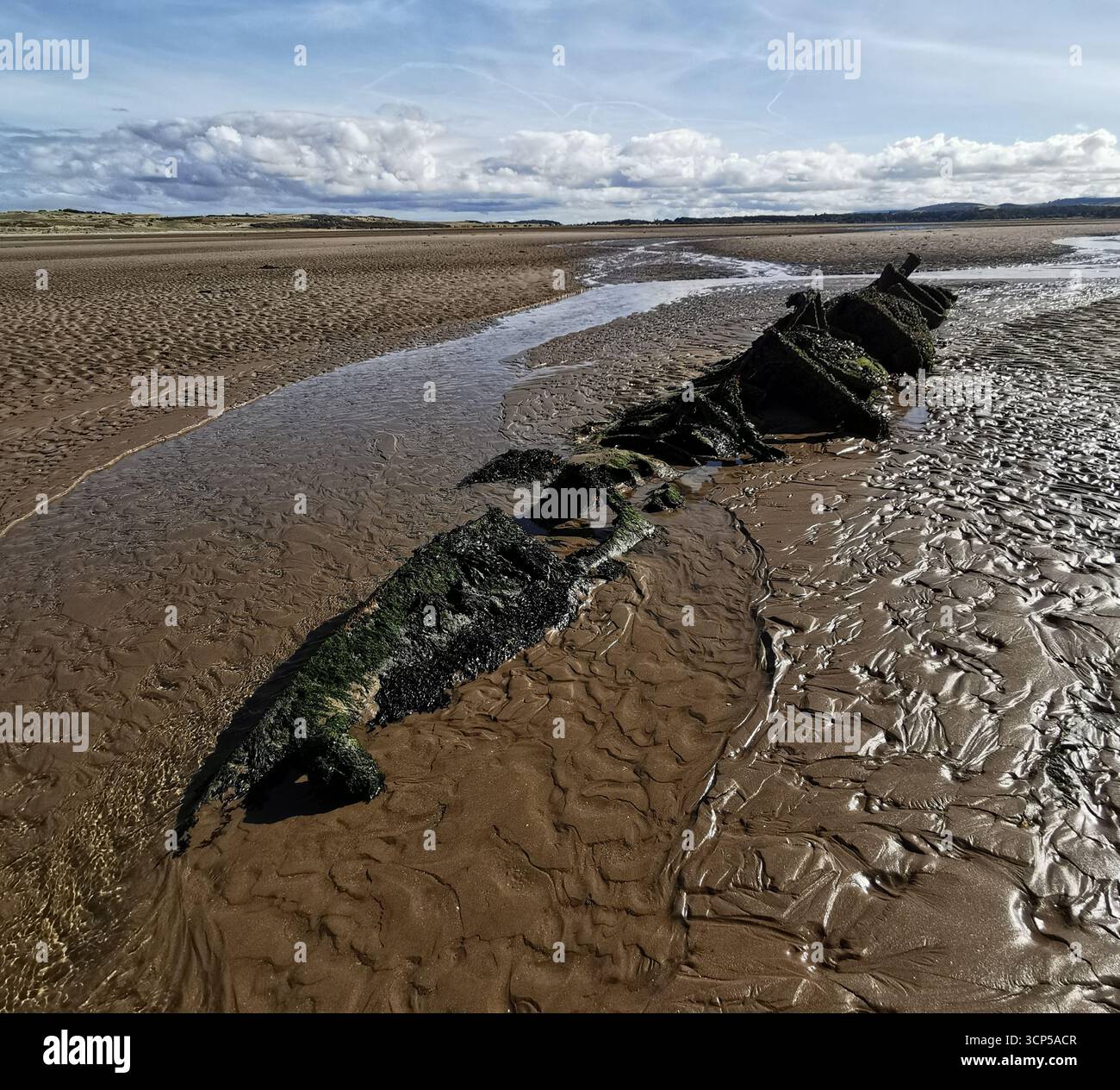 Des sous-marins « Midget » de classe X de la seconde Guerre mondiale rouillent dans la baie d'Aberlady près d'Édimbourg. La classe X a été construite comme une nouvelle approche pour abattre les navires de guerre allemands. - Image de stock capturée avec un smartphone