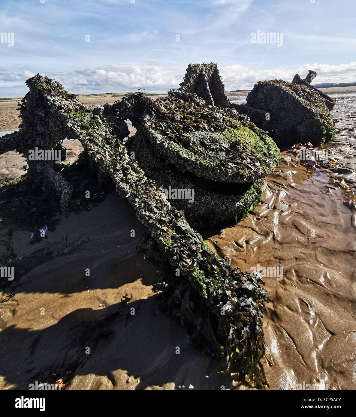 Des sous-marins « Midget » de classe X de la seconde Guerre mondiale rouillent dans la baie d'Aberlady près d'Édimbourg. La classe X a été construite comme une nouvelle approche pour abattre les navires de guerre allemands. - Image de stock capturée avec un smartphone