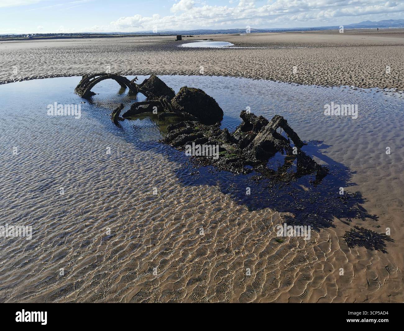 Des sous-marins « Midget » de classe X de la seconde Guerre mondiale rouillent dans la baie d'Aberlady près d'Édimbourg. La classe X a été construite comme une nouvelle approche pour abattre les navires de guerre allemands. - Image de stock capturée avec un smartphone
