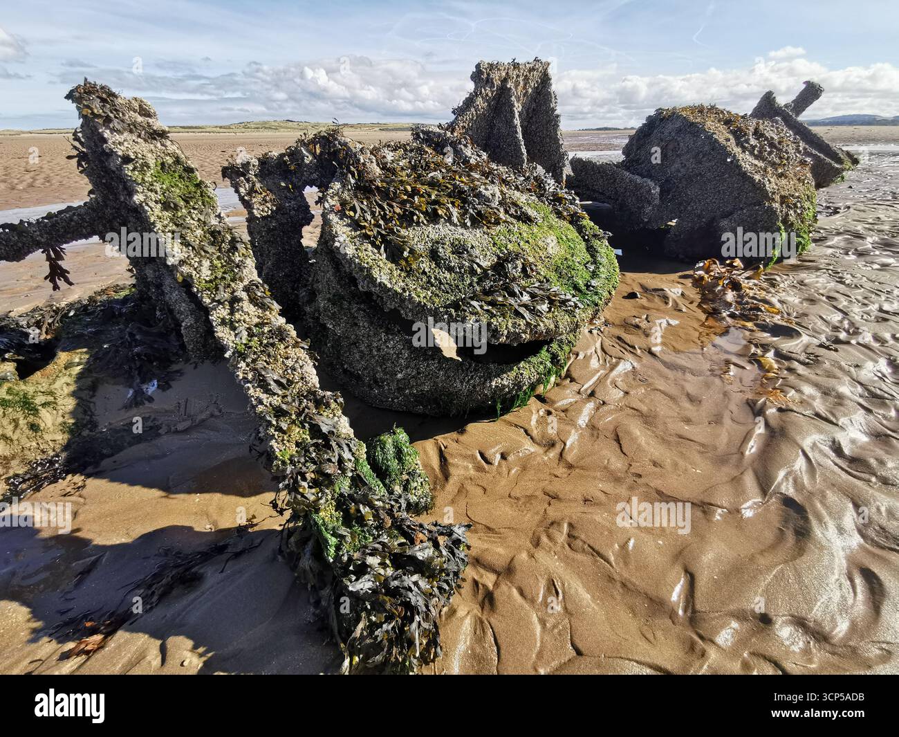 Des sous-marins « Midget » de classe X de la seconde Guerre mondiale rouillent dans la baie d'Aberlady près d'Édimbourg. La classe X a été construite comme une nouvelle approche pour abattre les navires de guerre allemands. - Image de stock capturée avec un smartphone