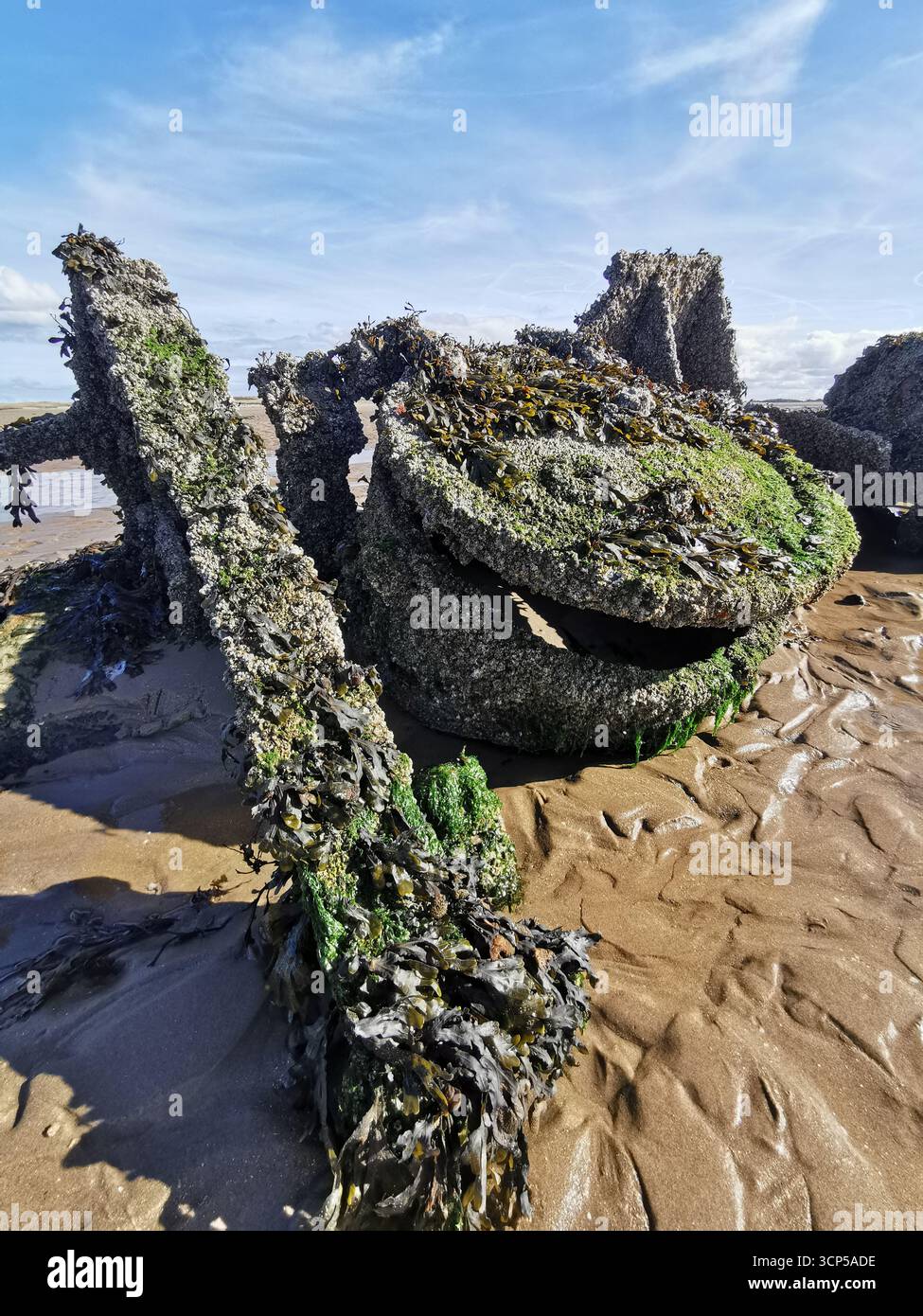 Des sous-marins « Midget » de classe X de la seconde Guerre mondiale rouillent dans la baie d'Aberlady près d'Édimbourg. La classe X a été construite comme une nouvelle approche pour abattre les navires de guerre allemands. - Image de stock capturée avec un smartphone