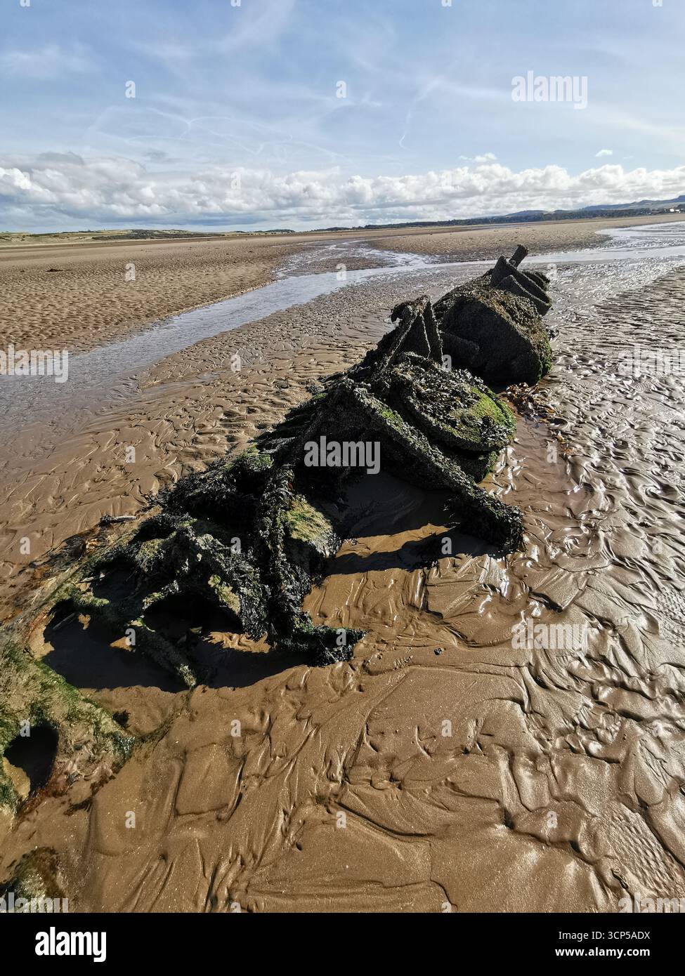 Des sous-marins « Midget » de classe X de la seconde Guerre mondiale rouillent dans la baie d'Aberlady près d'Édimbourg. La classe X a été construite comme une nouvelle approche pour abattre les navires de guerre allemands. - Image de stock capturée avec un smartphone