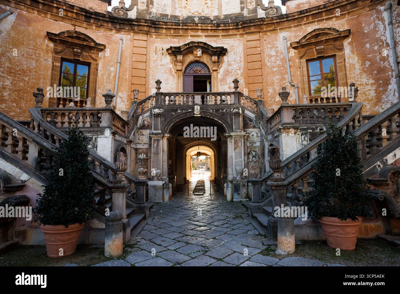 Escalier de la Villa Palagonia, surnommée « la Villa des monstres », est une villa patricienne du XVIIIe siècle située à Bagheria, en Sicile. C'est l'un des premiers Banque D'Images Escalier de la Villa Palagonia, surnommée « la Villa des monstres », est une villa patricienne du XVIIIe siècle située à Bagheria, en Sicile. C'est l'un des premiers Banque D'Images