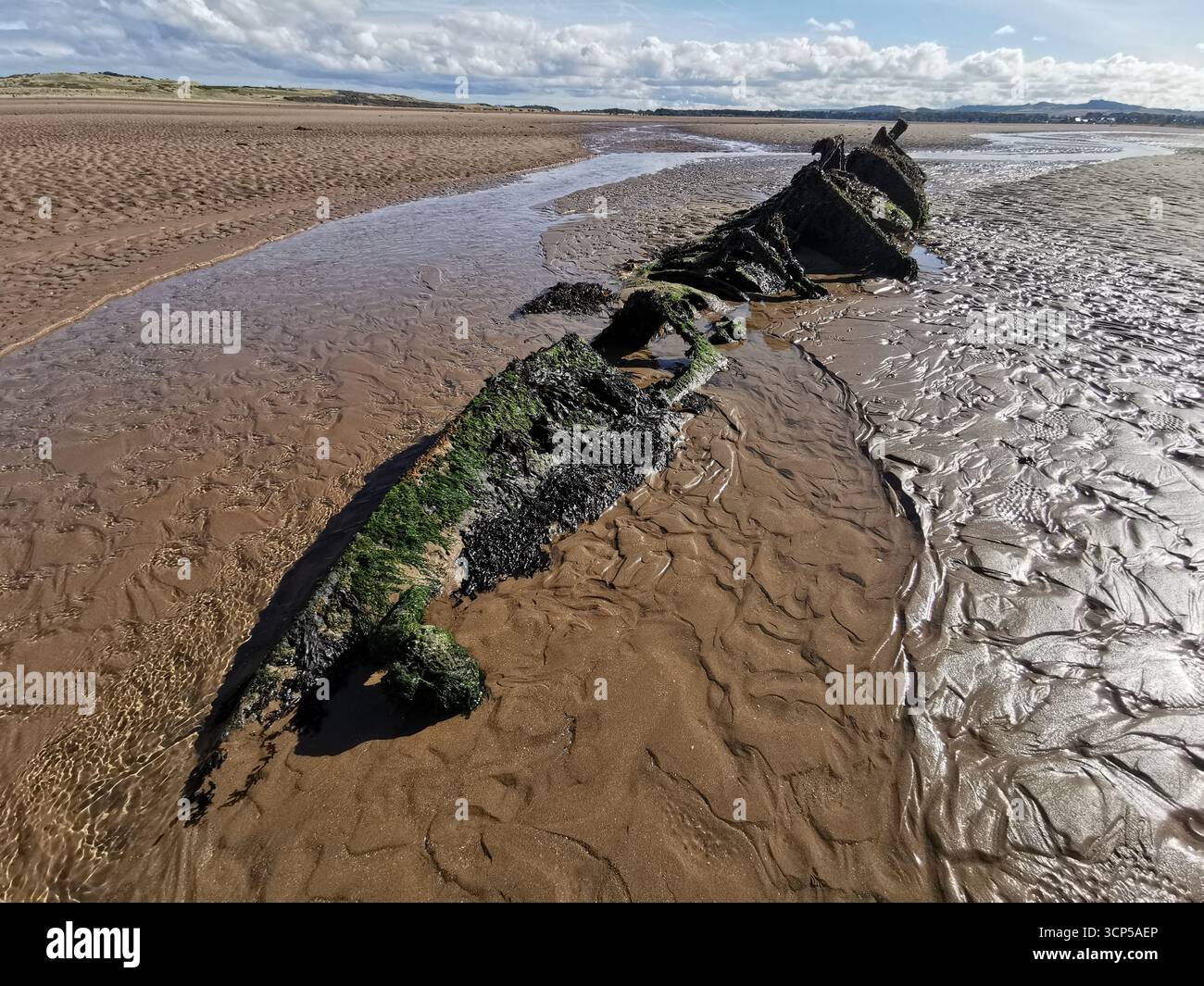 Des sous-marins « Midget » de classe X de la seconde Guerre mondiale rouillent dans la baie d'Aberlady près d'Édimbourg. La classe X a été construite comme une nouvelle approche pour abattre les navires de guerre allemands. - Image de stock capturée avec un smartphone