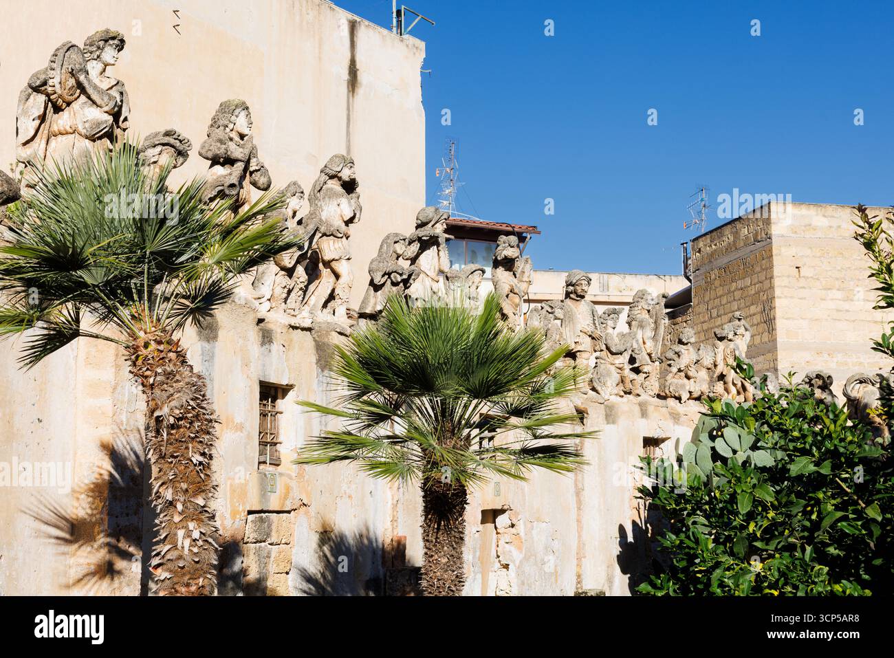 Vue de gens et de sculptures de monstres en tuf dans la Villa Palagonia, qui a mérité le surnom de « la Villa des monstres », 18ème siècle, Bagheria, Banque D'Images Vue de gens et de sculptures de monstres en tuf dans la Villa Palagonia, qui a mérité le surnom de « la Villa des monstres », 18ème siècle, Bagheria, Banque D'Images