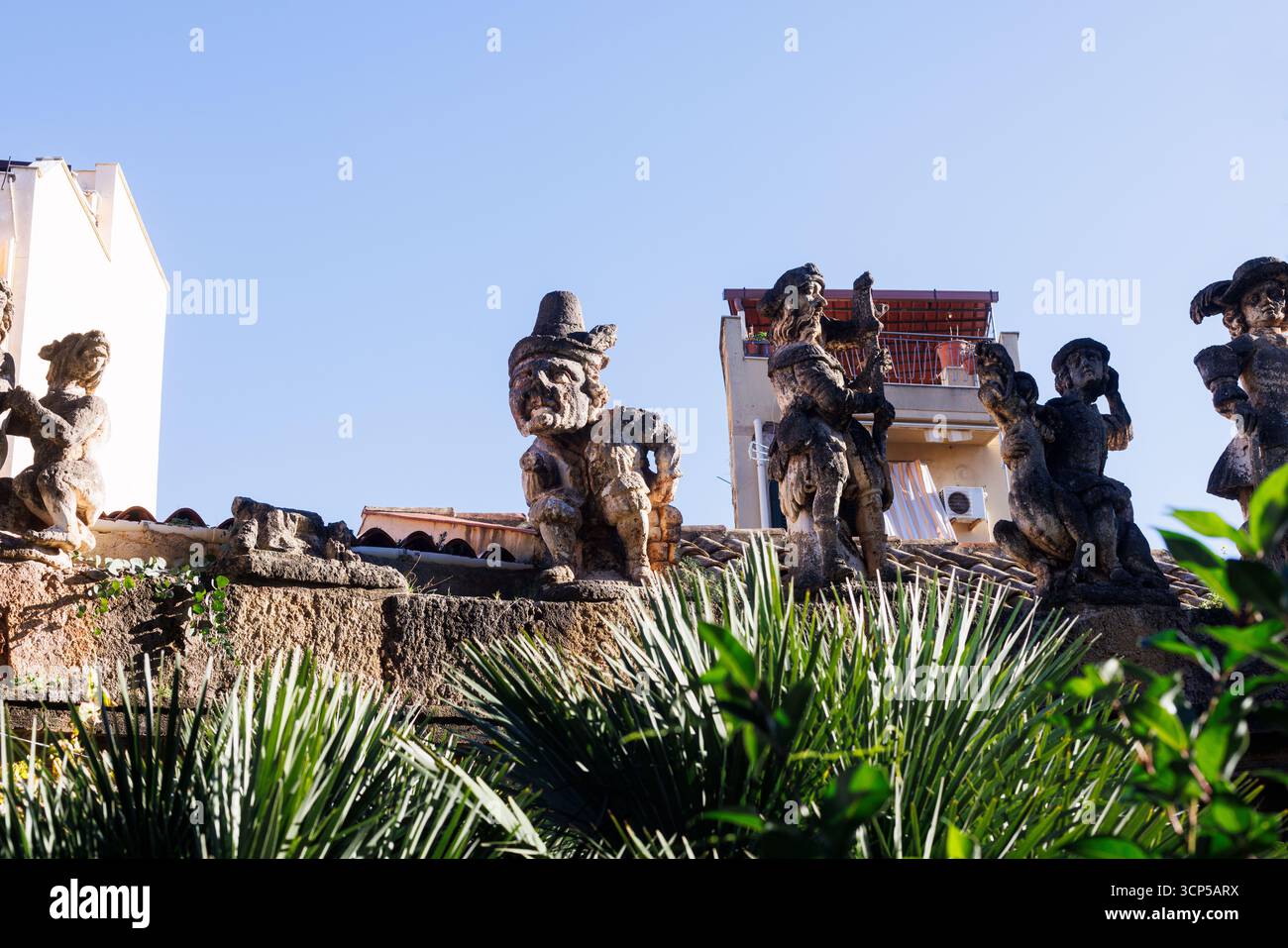 Vue de gens et de sculptures de monstres en tuf dans la Villa Palagonia, qui a mérité le surnom de « la Villa des monstres », 18ème siècle, Bagheria, Banque D'Images Vue de gens et de sculptures de monstres en tuf dans la Villa Palagonia, qui a mérité le surnom de « la Villa des monstres », 18ème siècle, Bagheria, Banque D'Images
