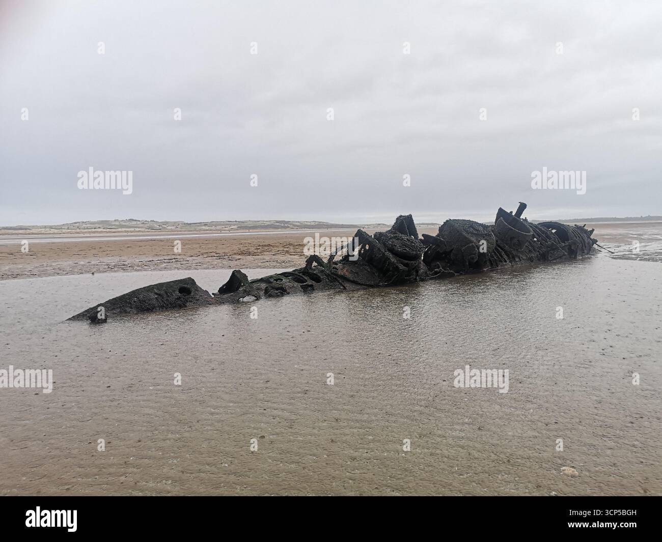 Des sous-marins « Midget » de classe X de la seconde Guerre mondiale rouillent dans la baie d'Aberlady près d'Édimbourg. La classe X a été construite comme une nouvelle approche pour abattre les navires de guerre allemands. - Image de stock capturée avec un smartphone
