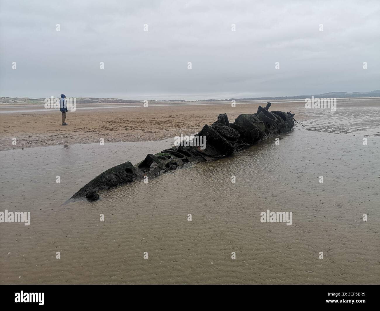 Des sous-marins « Midget » de classe X de la seconde Guerre mondiale rouillent dans la baie d'Aberlady près d'Édimbourg. La classe X a été construite comme une nouvelle approche pour abattre les navires de guerre allemands. - Image de stock capturée avec un smartphone