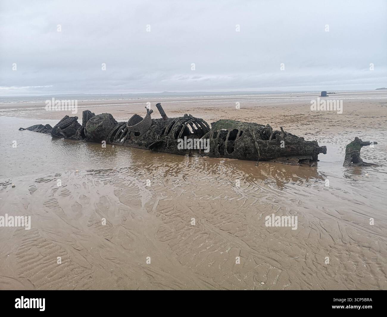 Des sous-marins « Midget » de classe X de la seconde Guerre mondiale rouillent dans la baie d'Aberlady près d'Édimbourg. La classe X a été construite comme une nouvelle approche pour abattre les navires de guerre allemands. - Image de stock capturée avec un smartphone