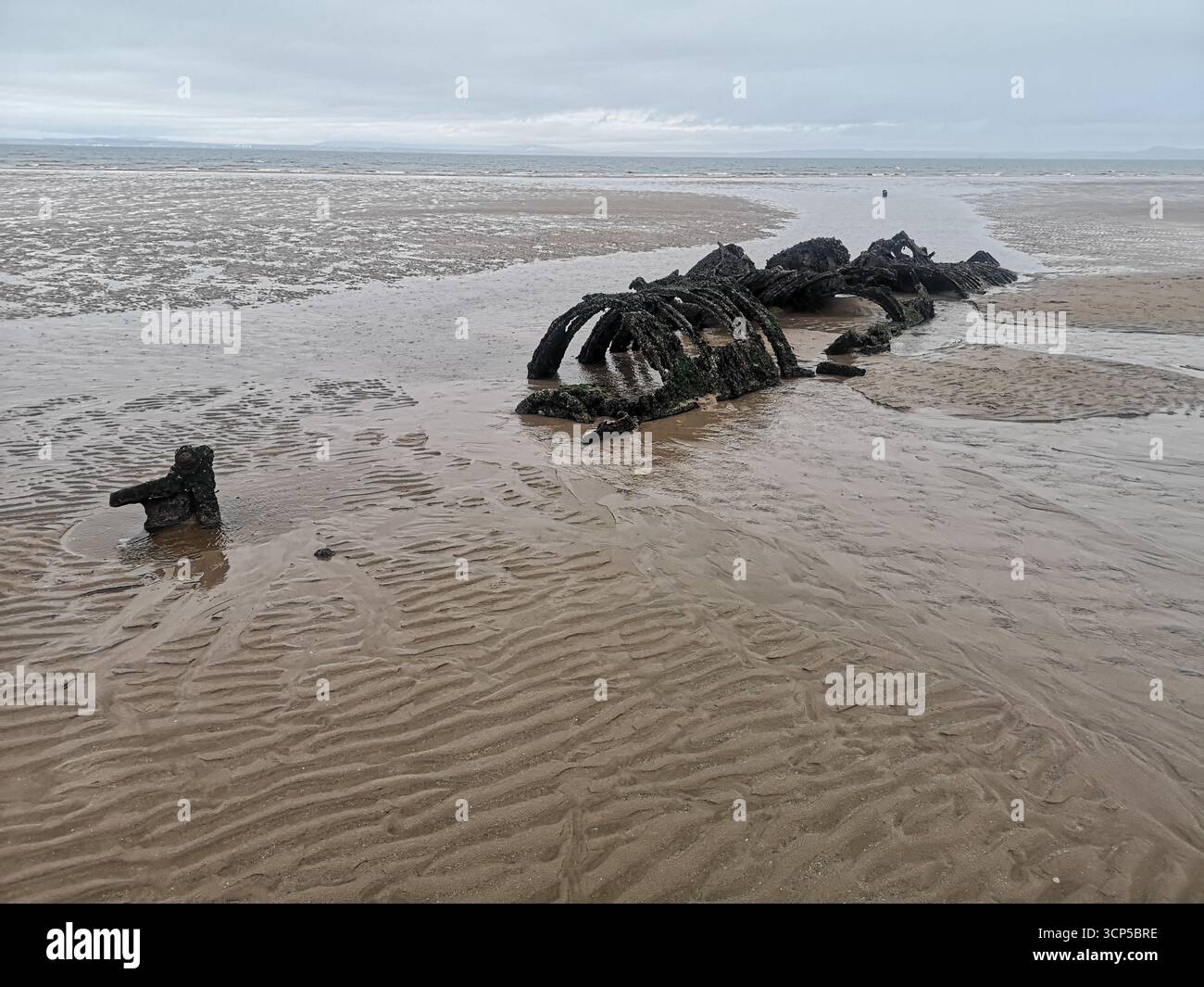 Des sous-marins « Midget » de classe X de la seconde Guerre mondiale rouillent dans la baie d'Aberlady près d'Édimbourg. La classe X a été construite comme une nouvelle approche pour abattre les navires de guerre allemands. - Image de stock capturée avec un smartphone