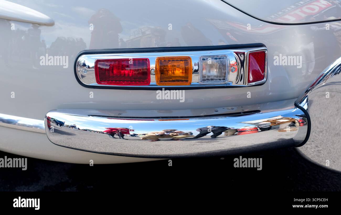 Mercedes 300SL Roadster des années 1950 avec clignotants et pare-chocs chromé. Banque D'Images