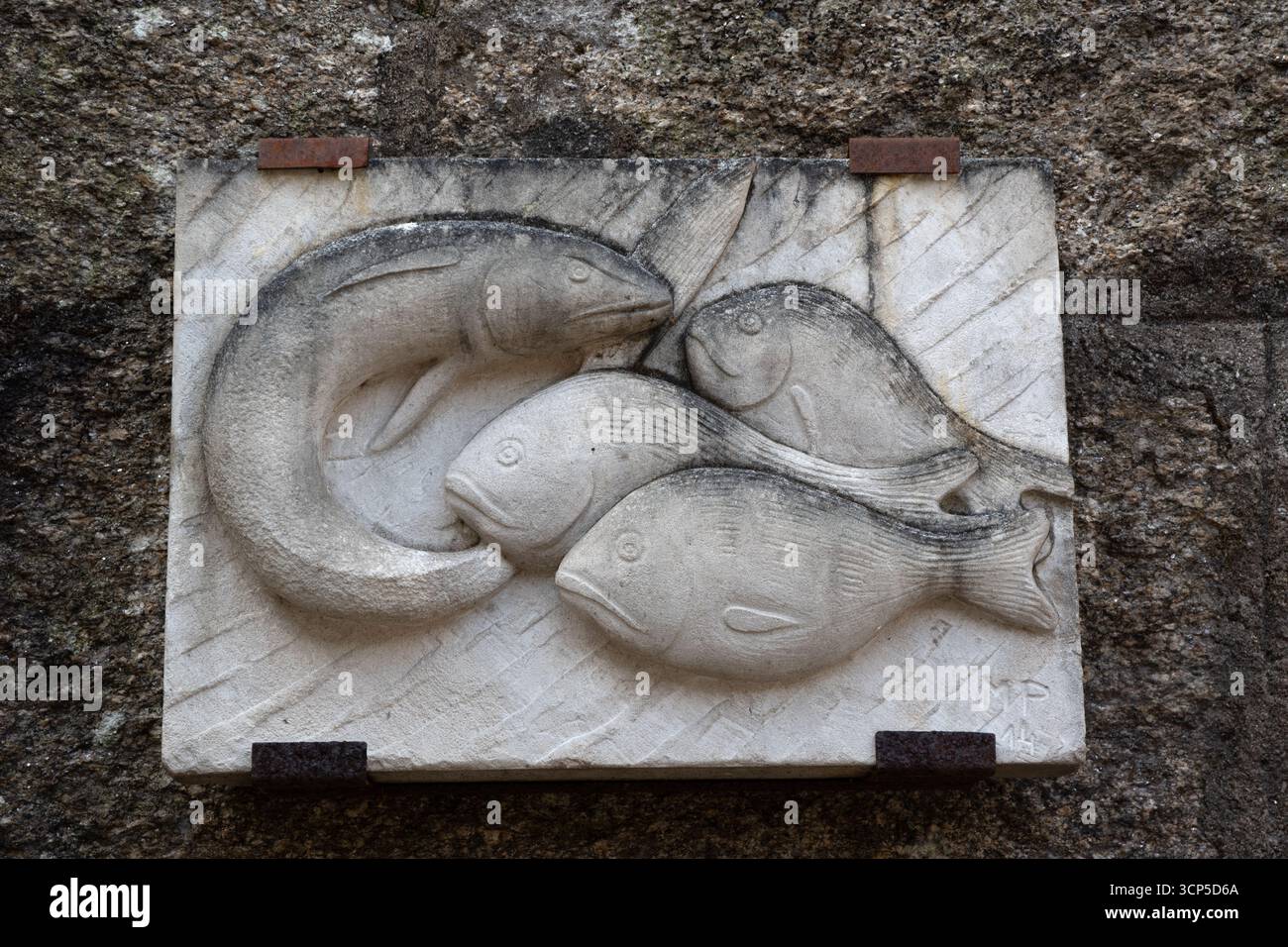 Plaque en pierre sculptée pour le marché aux poissons de Santiago de Compostelle Banque D'Images Plaque en pierre sculptée pour le marché aux poissons de Santiago de Compostelle Banque D'Images