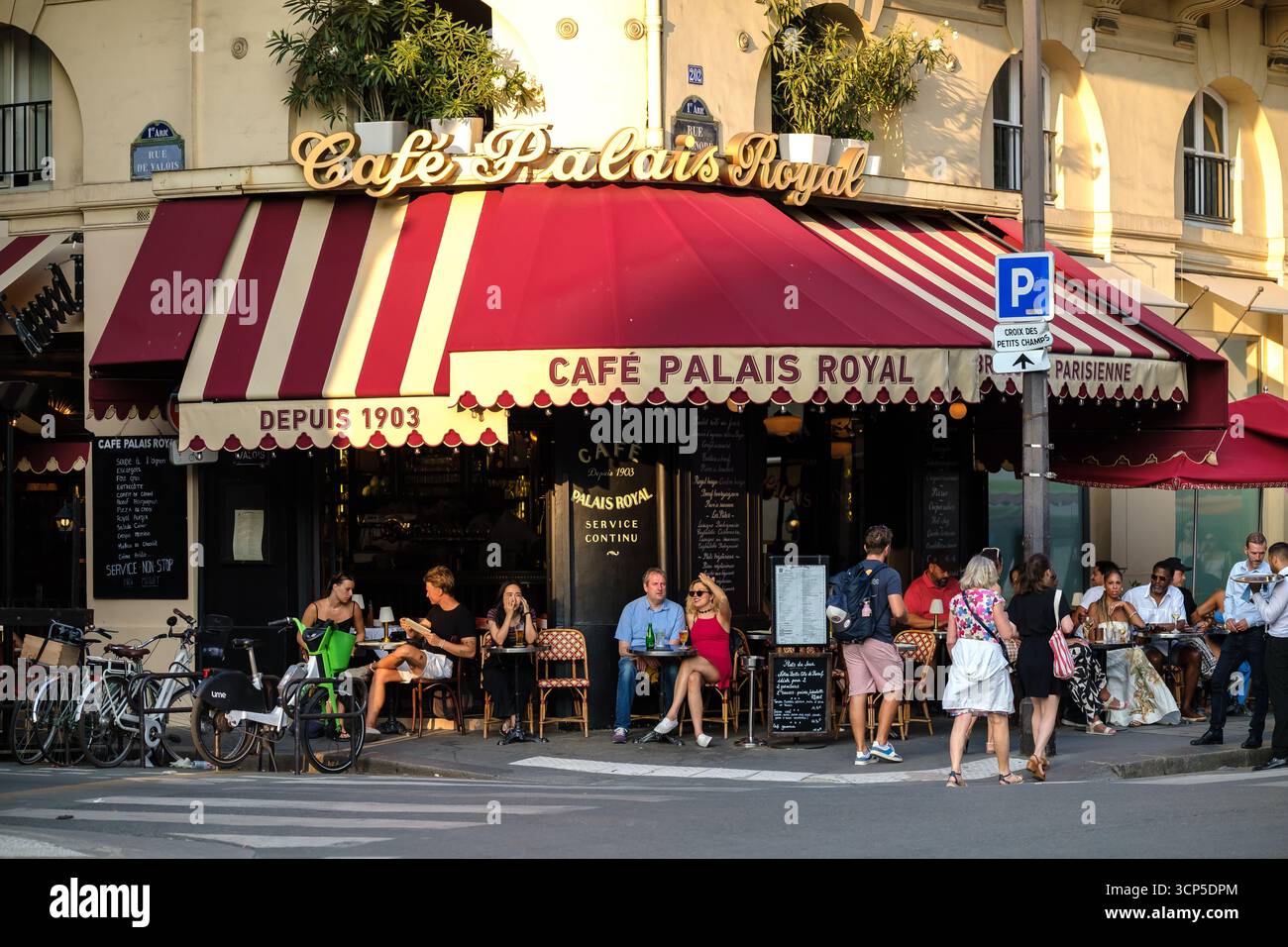 Paris, France - 9 août 2025 : vue d'un restaurant café bistrot typique dans le centre de Paris France Banque D'Images Paris, France - 9 août 2025 : vue d'un restaurant café bistrot typique dans le centre de Paris France Banque D'Images