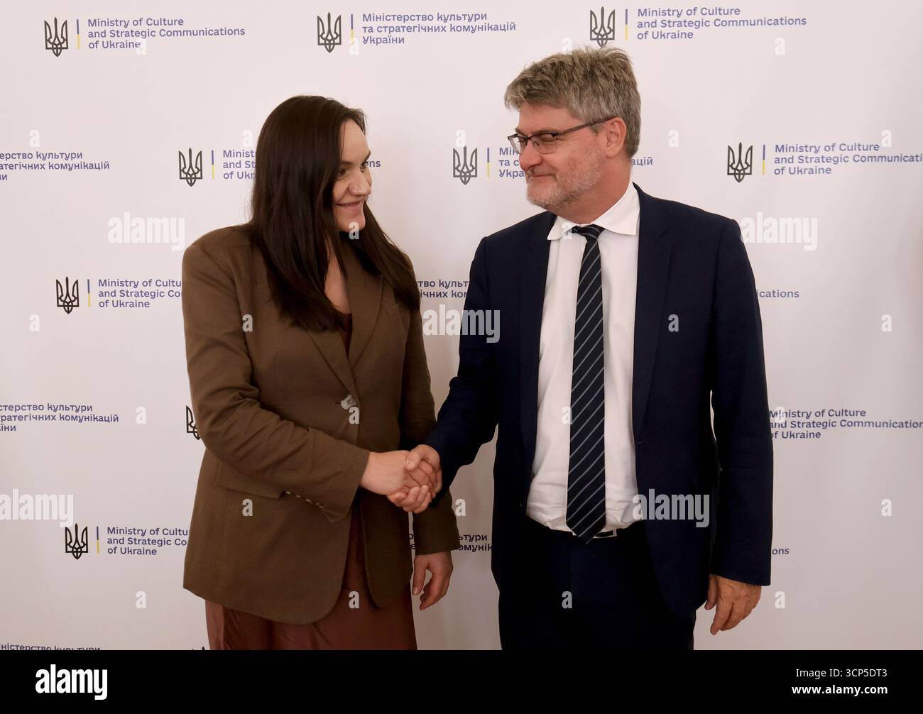 La ministre ukrainienne de la culture et des communications stratégiques, Tetiana Berezhna, et l’ambassadrice extraordinaire et plénipotentiaire de la République française en Ukraine, Gael Veyssiere, se serrent la main lors d’une réunion consacrée à la protection du patrimoine culturel ukrainien, Kiev, Ukraine, le 23 septembre 2025 (photo Pavlo Bahmut/Ukrinform) Banque D'Images