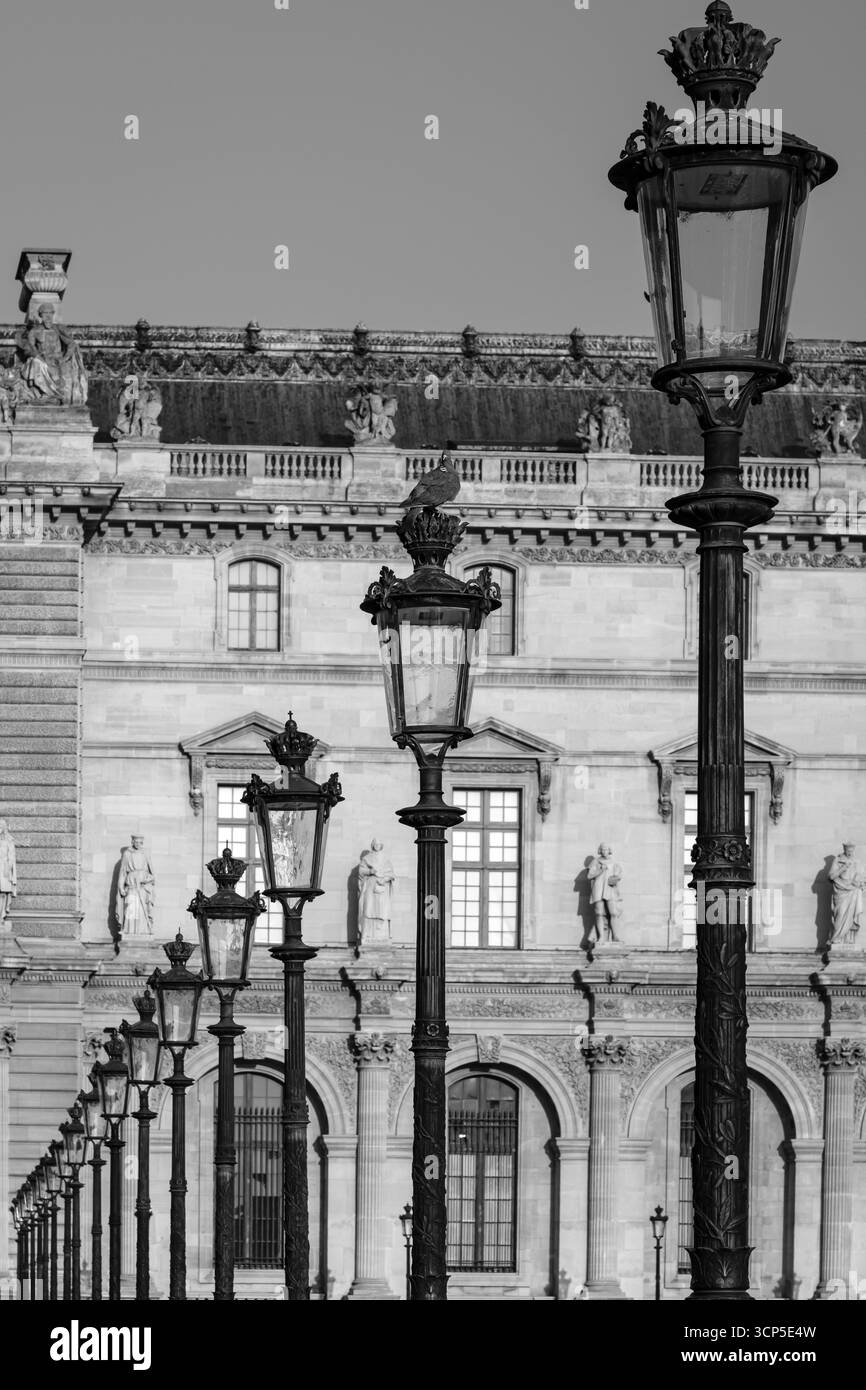 Paris, France - 9 août 2025 : vue de magnifiques lampadaires au Musée du Louvre à Paris France Banque D'Images