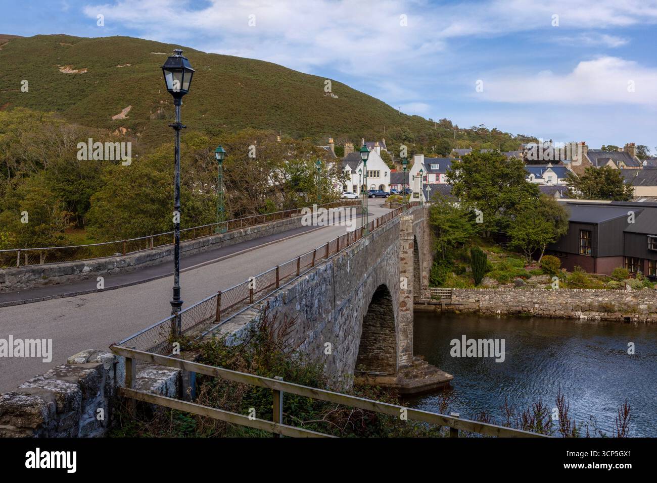 Le village de pêcheurs historique et le port de Helmsdale, niché sur la côte accidentée de Sutherland à l'embouchure de la rivière Helmsdale Banque D'Images
