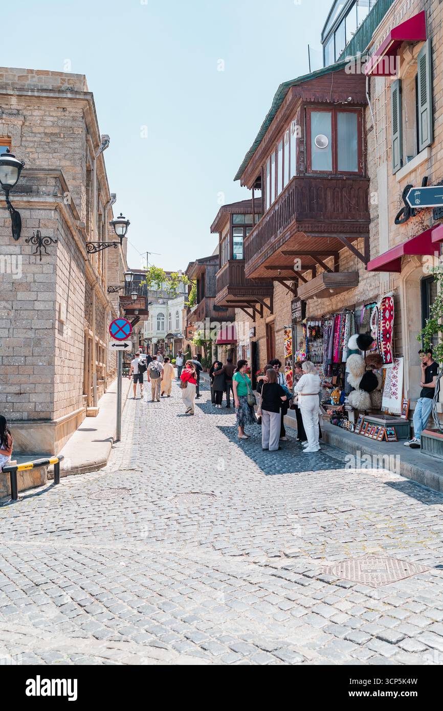 Rues historiques d'Icherisheher, connue sous le nom de 'İçəri Şəhər', la vieille ville de Bakou, Azerbaïdjan. La ville intérieure de Bakou, la destination touristique la plus populaire. Banque D'Images