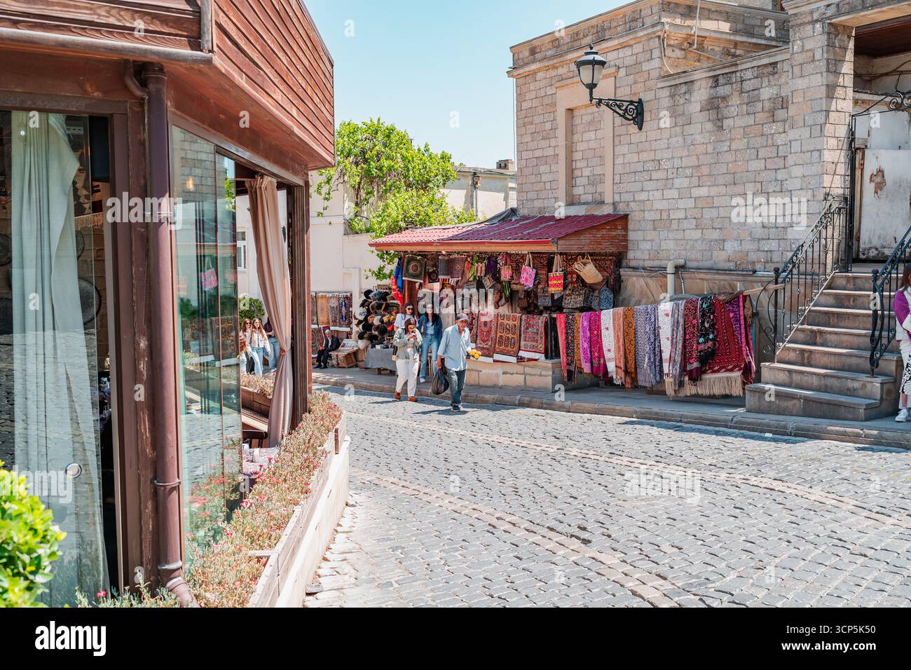Rues historiques d'Icherisheher, connue sous le nom de 'İçəri Şəhər', la vieille ville de Bakou, Azerbaïdjan. La ville intérieure de Bakou, la destination touristique la plus populaire. Banque D'Images