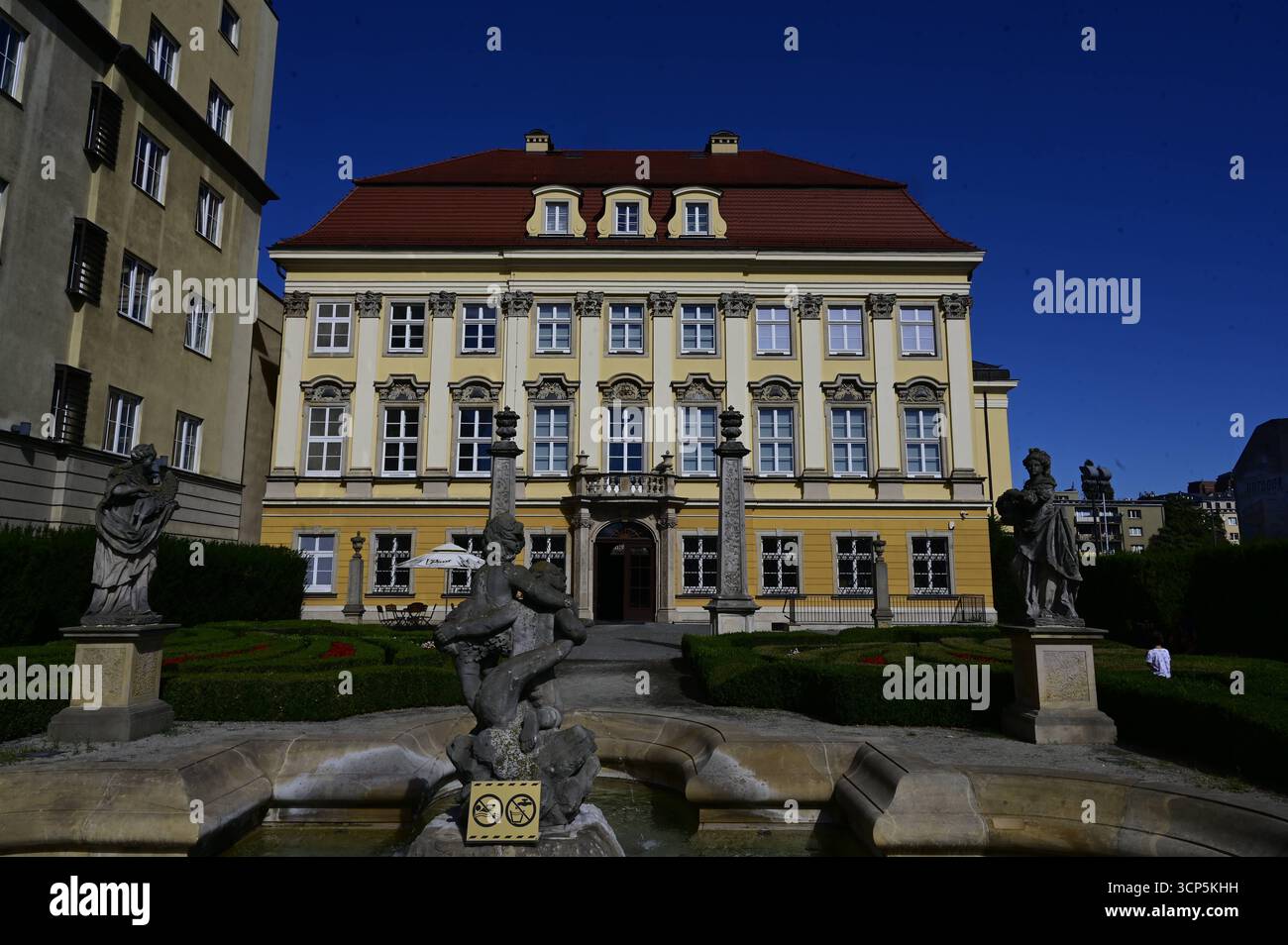 Wroclaw, Breslau in der Woiwodschaft Dolnoslaskie in Polen. Wroclaw, Breslau, 20.09.2025 Königsschloss und Historisches Museum, Breslauer Stadtschloss, Palac Krolewski, Muzeum Historycne mit Schlossgarten in Wroclaw, Breslau in der Woiwodschaft Dolnoslaskie in Polen. Wroclaw, Breslau, 20.09.2025 Woiwodschaft Dolnoslaskie Polen *** Wroclaw, Wroclaw dans la voïvodie de Dolnoslaskie en Pologne Wroclaw, Wroclaw, 20 09 2025 Château Royal et Musée historique, Château de la ville de Wroclaw, Palac Krolewski, Muzeum Historycne avec jardin du château de Château à Wroclaw, Wroclaw dans la vodie de Dolnoslaskie en Pologne Banque D'Images