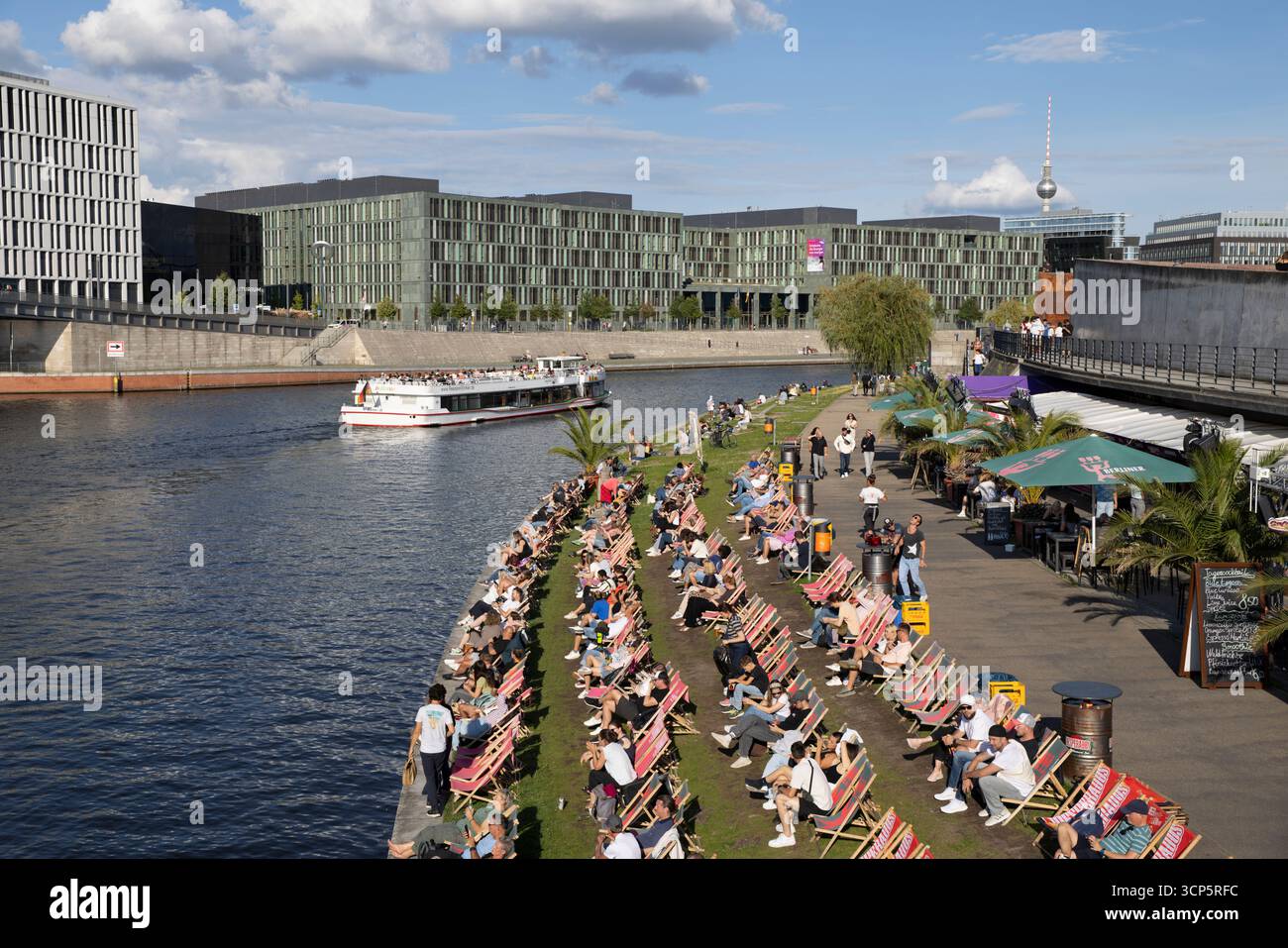 Bar Capital Beach vu du pont Gustav Heinemann sur la rivière Spree, Berlin, Allemagne, Europe Banque D'Images
