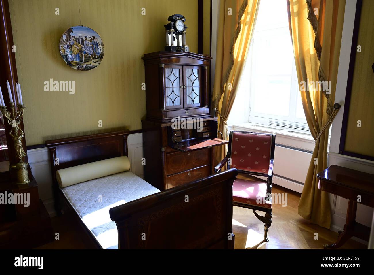 IM Gelben Wohnzimmer stiftete der Preußenkönig Friedrich Wilhelm III. das Eiserne Kreuz und unterzeichnete 1813 den Aufruf an das Volk , mit dem er die Bevölkerung zu Kampf gegen Napoleon aufgerufen hatte. Musée Königsschloss und Historisches, Breslauer Stadtschloss, Palac Krolewski, Muzeum Historycne mit Schlossgarten in Wroclaw, Breslau in der Woiwodschaft Dolnoslaskie in Polen. Wroclaw, Breslau, 20.09.2025 Woiwodschaft Dolnoslaskie Polen *** dans le salon jaune, le roi de Prusse Frédéric-Guillaume III a fait don de la Croix de fer et en 1813 a signé l'appel au peuple , dans lequel il a env Banque D'Images