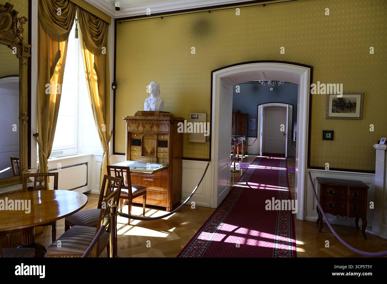 IM Gelben Wohnzimmer stiftete der Preußenkönig Friedrich Wilhelm III. das Eiserne Kreuz und unterzeichnete 1813 den Aufruf an das Volk , mit dem er die Bevölkerung zu Kampf gegen Napoleon aufgerufen hatte. Musée Königsschloss und Historisches, Breslauer Stadtschloss, Palac Krolewski, Muzeum Historycne mit Schlossgarten in Wroclaw, Breslau in der Woiwodschaft Dolnoslaskie in Polen. Wroclaw, Breslau, 20.09.2025 Woiwodschaft Dolnoslaskie Polen *** dans le salon jaune, le roi de Prusse Frédéric-Guillaume III a fait don de la Croix de fer et en 1813 a signé l'appel au peuple , dans lequel il a env Banque D'Images