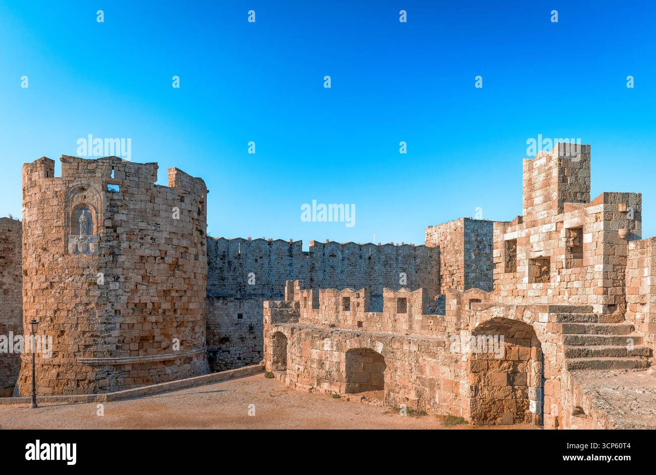 La porte de Paul et les remparts de la ville médiévale de Rhodes, dans le Dodécanèse, Grèce. Banque D'Images